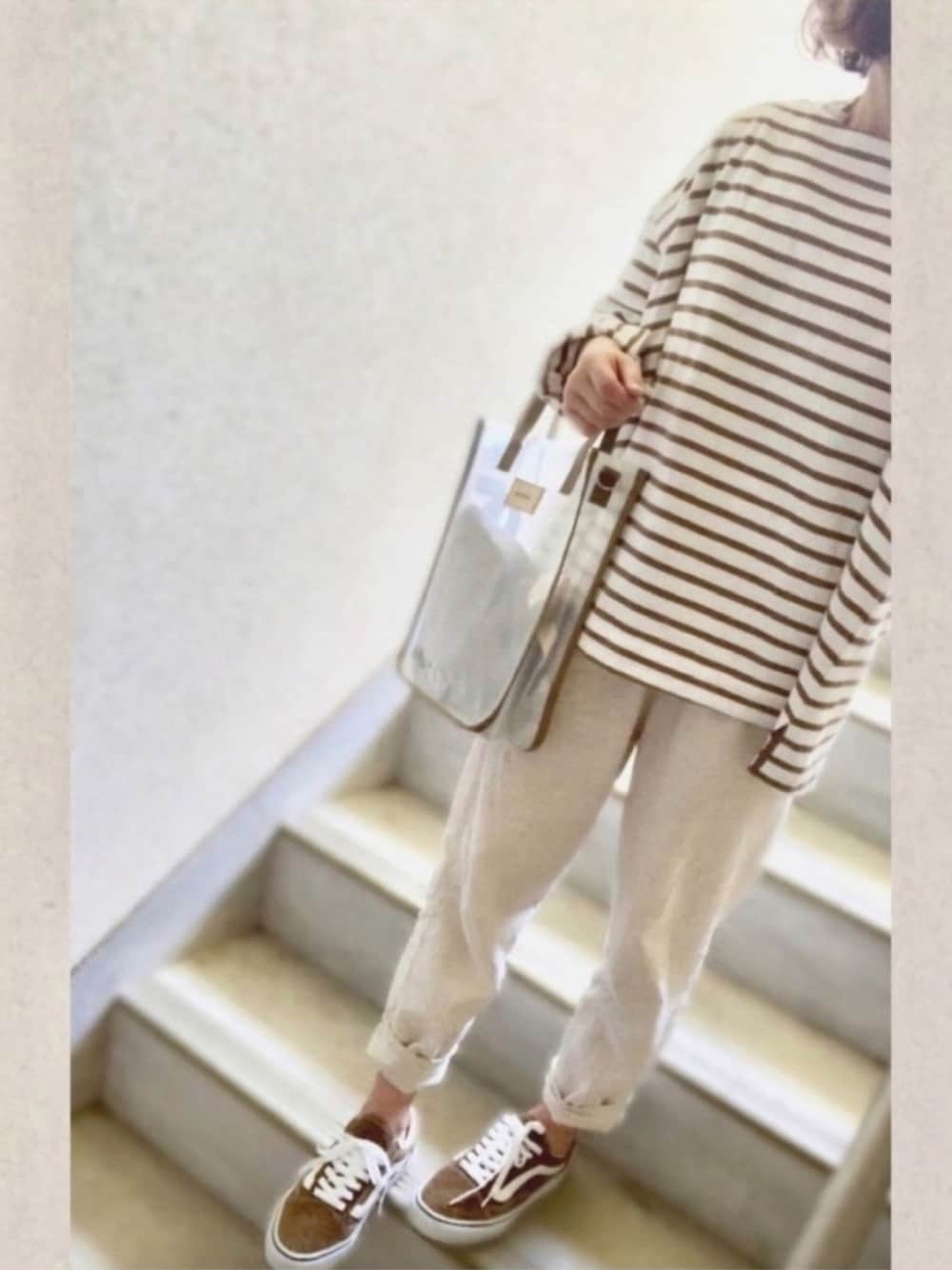 その他のTシャツ/カットソー、ベージュ系のトートバッグ、ベージュ系のTシャツ/カットソーを着用したレディースの春コーディネートの1枚目の写真