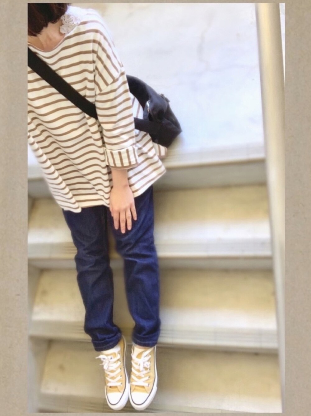 その他のTシャツ/カットソー、ブルー系のデニムパンツ、ゴールド系のスニーカーを着用したレディースの春コーディネートの1枚目の写真