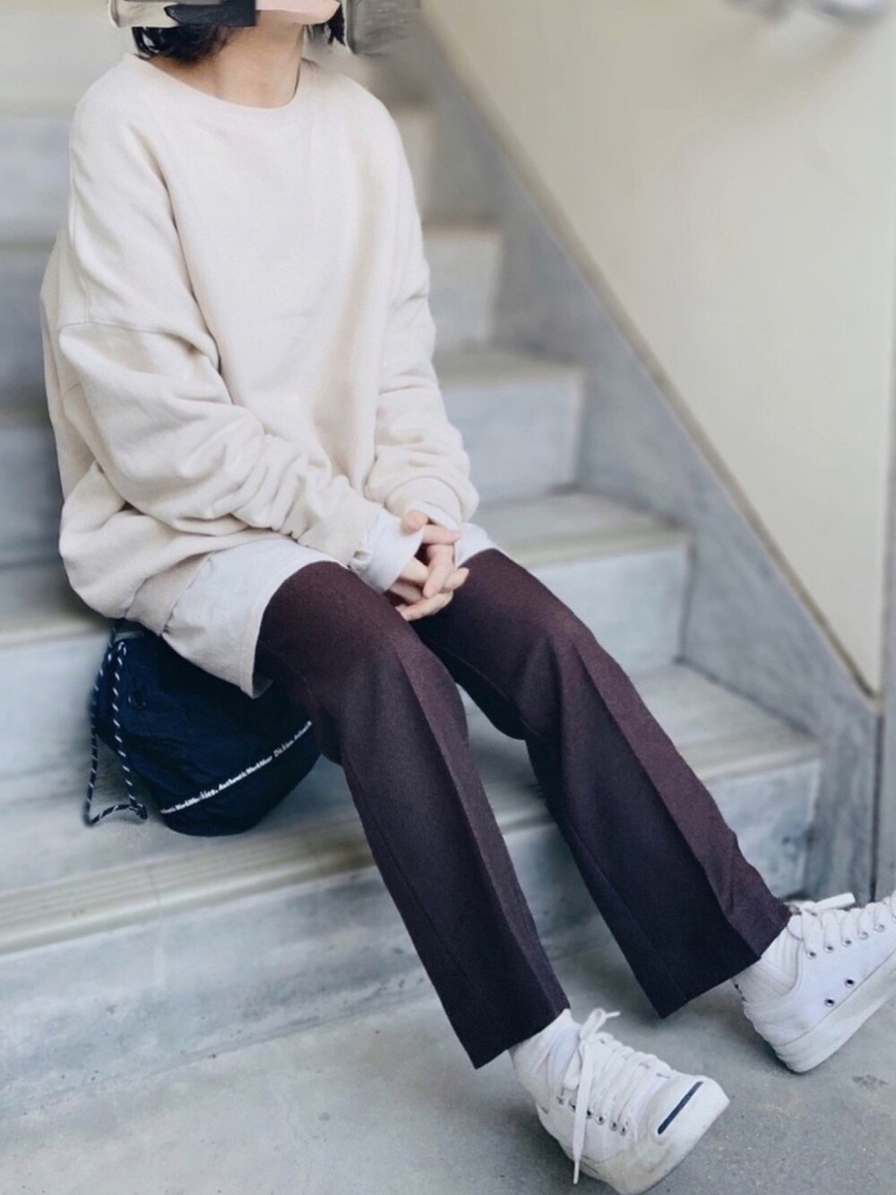 ベージュ系のスウェット、ベージュ系のTシャツ/カットソー、ブラウン系のその他パンツを着用したレディースの冬コーディネートの1枚目の写真