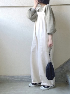 「カーキ×ホワイト」｜「アイテム（サロペット/オーバーオール）」を使った、あやたさん（レディース・152cm）の冬コーディネート