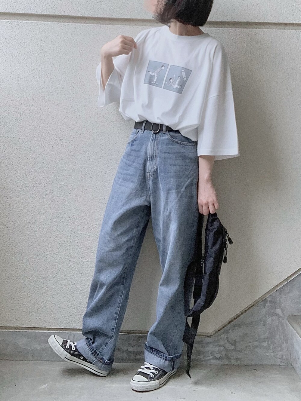 ベージュ系のTシャツ/カットソー、ブルー系のデニムパンツ、ブラック系のスニーカーを着用したレディースの夏コーディネートの1枚目の写真