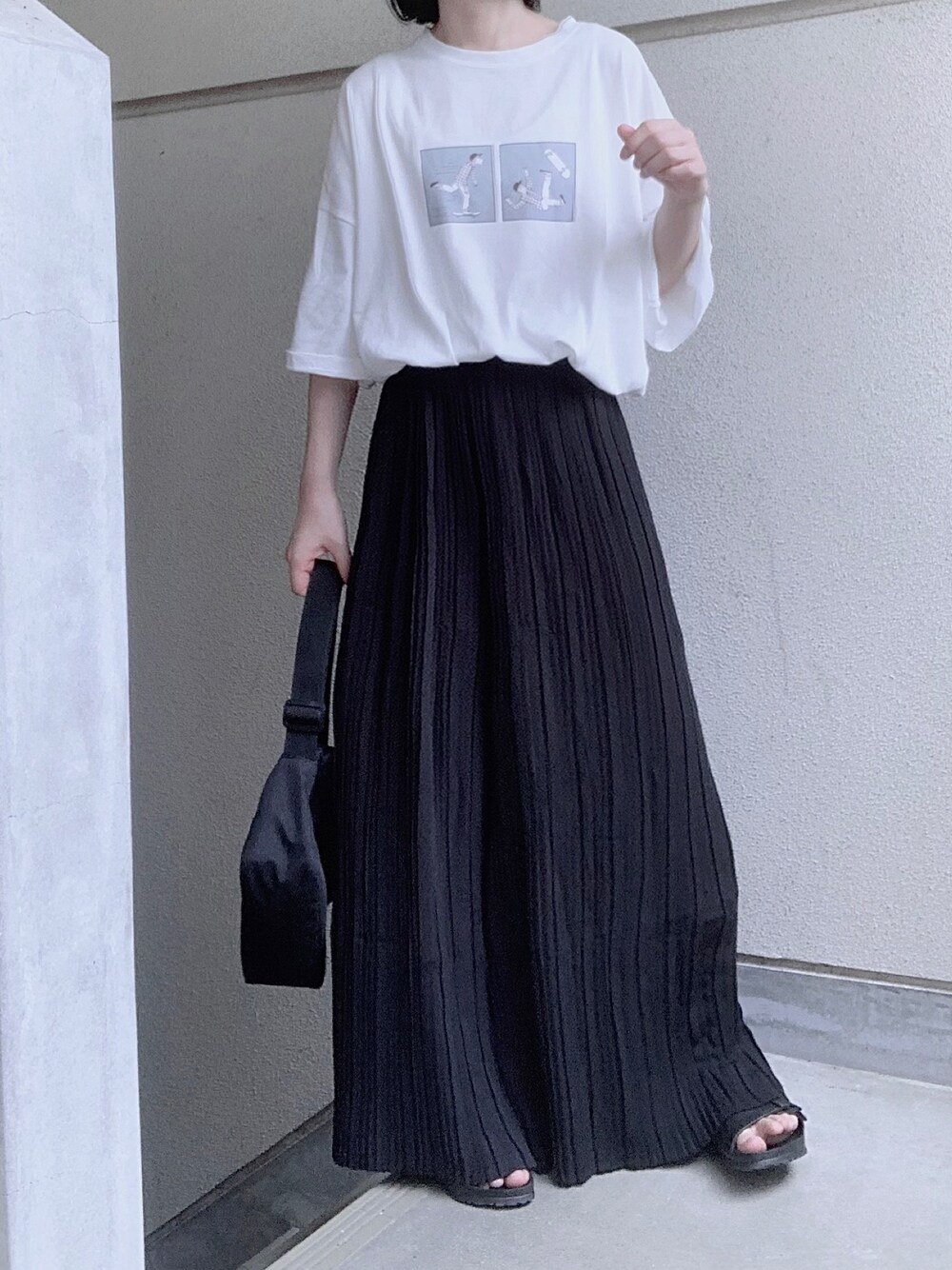 ベージュ系のTシャツ/カットソー、ブラック系のその他パンツ、ブラック系のサンダルを着用したレディースの夏コーディネートの1枚目の写真
