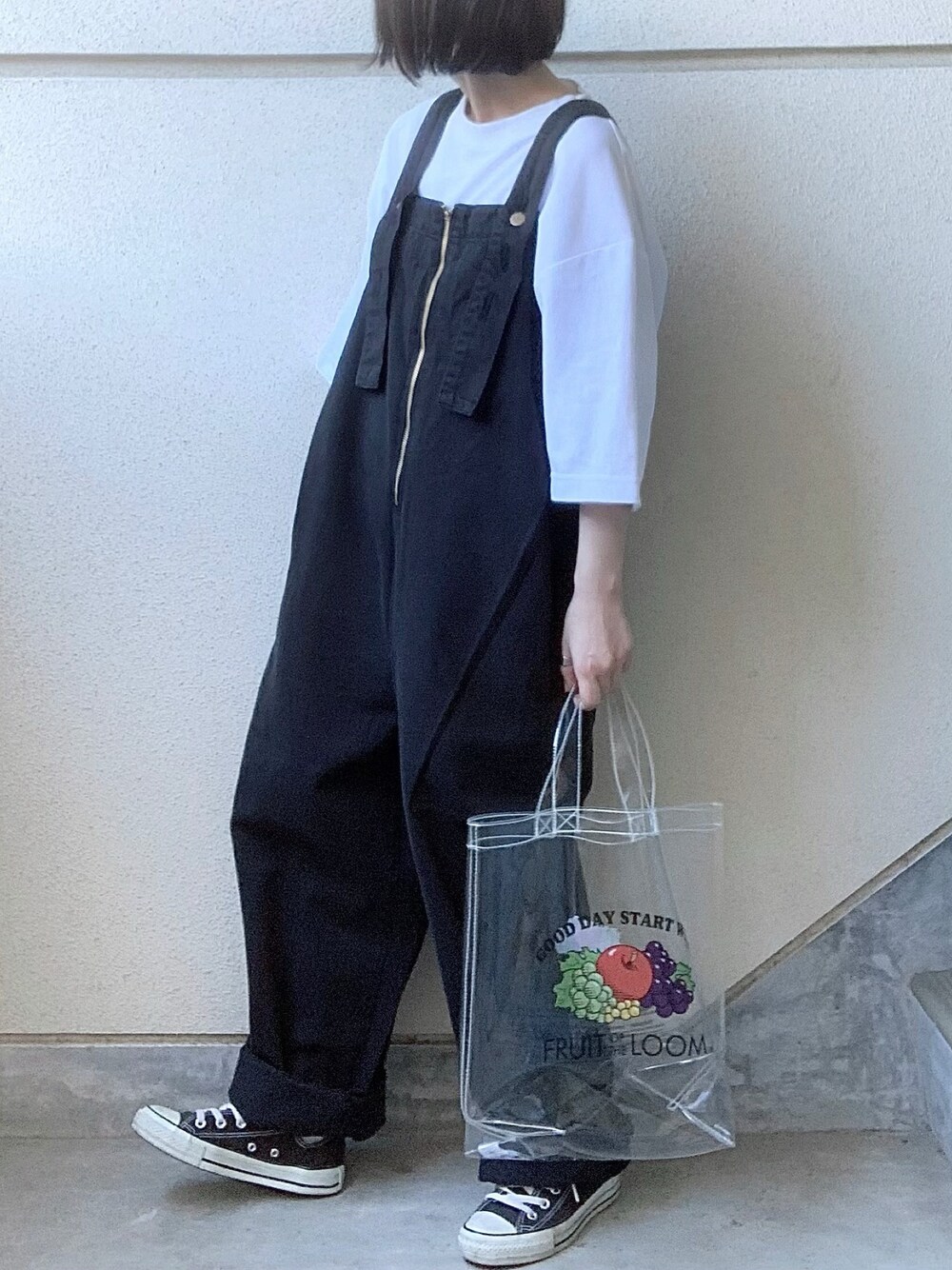 ブラック系のサロペット/オーバーオール、ホワイト系のTシャツ/カットソー、ブラック系のスニーカーを着用したレディースの夏コーディネートの1枚目の写真