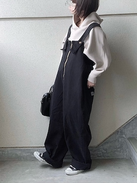 「ベージュ×ブラック」｜「アイテム（サロペット/オーバーオール）」を使った、あやたさん（レディース・152cm）の冬コーディネート