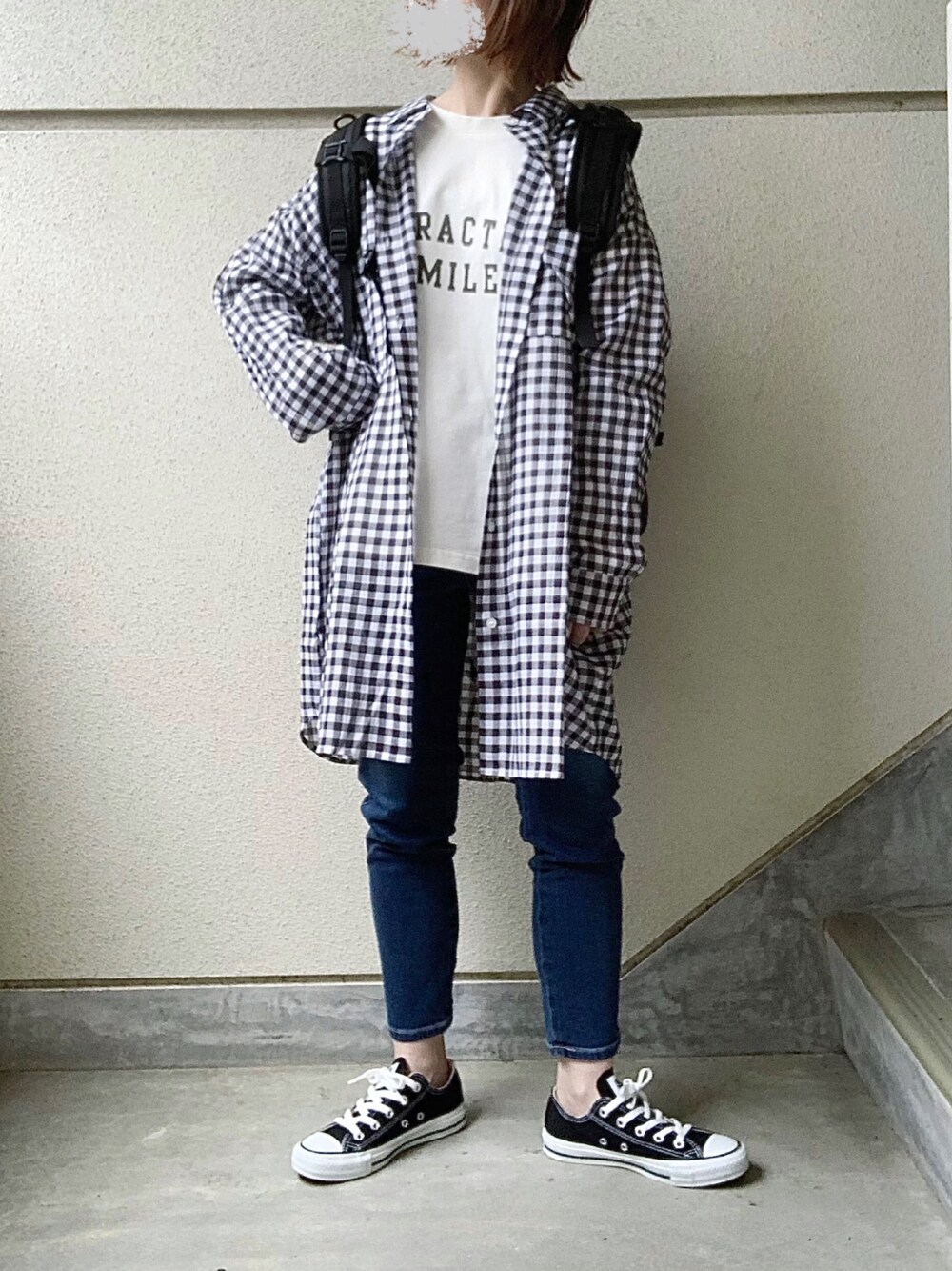 ブラック系のシャツ/ブラウス、ホワイト系のTシャツ/カットソー、ブルー系のデニムパンツを着用したレディースの春コーディネートの1枚目の写真