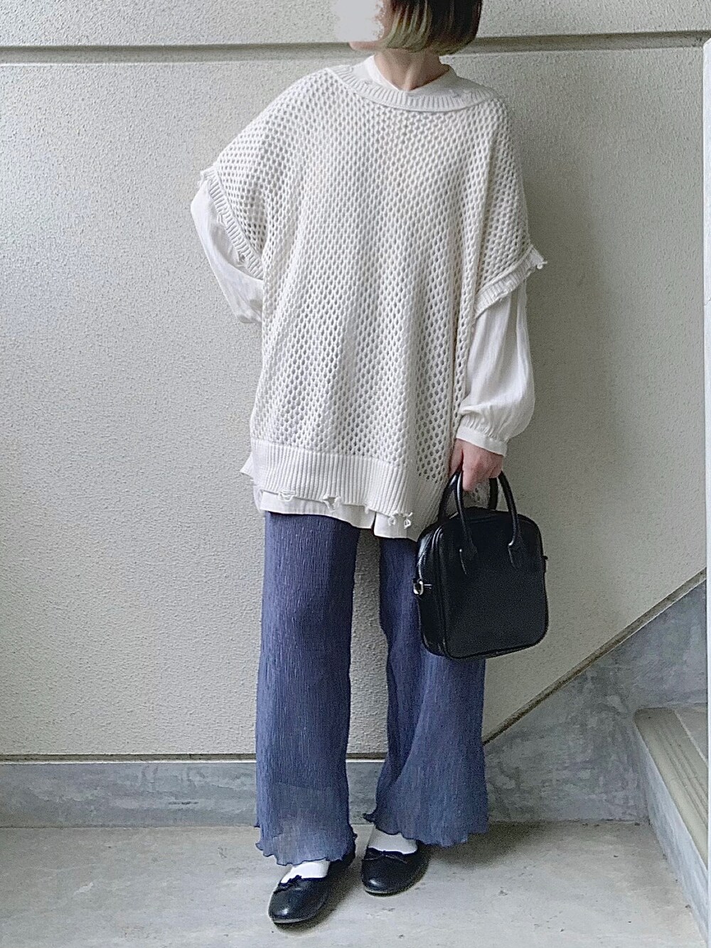 ブルー系のその他パンツ、ホワイト系のカーディガン/ボレロ、ホワイト系のシャツ/ブラウスを着用したレディースの春コーディネートの1枚目の写真