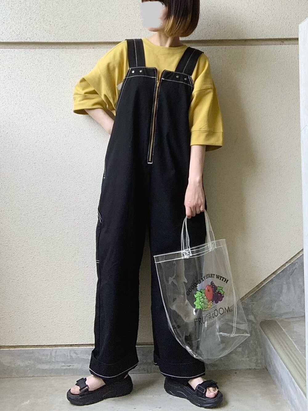 ブラック系のサロペット/オーバーオール、イエロー系のスウェット、ホワイト系のトートバッグを着用したレディースの春コーディネートの1枚目の写真