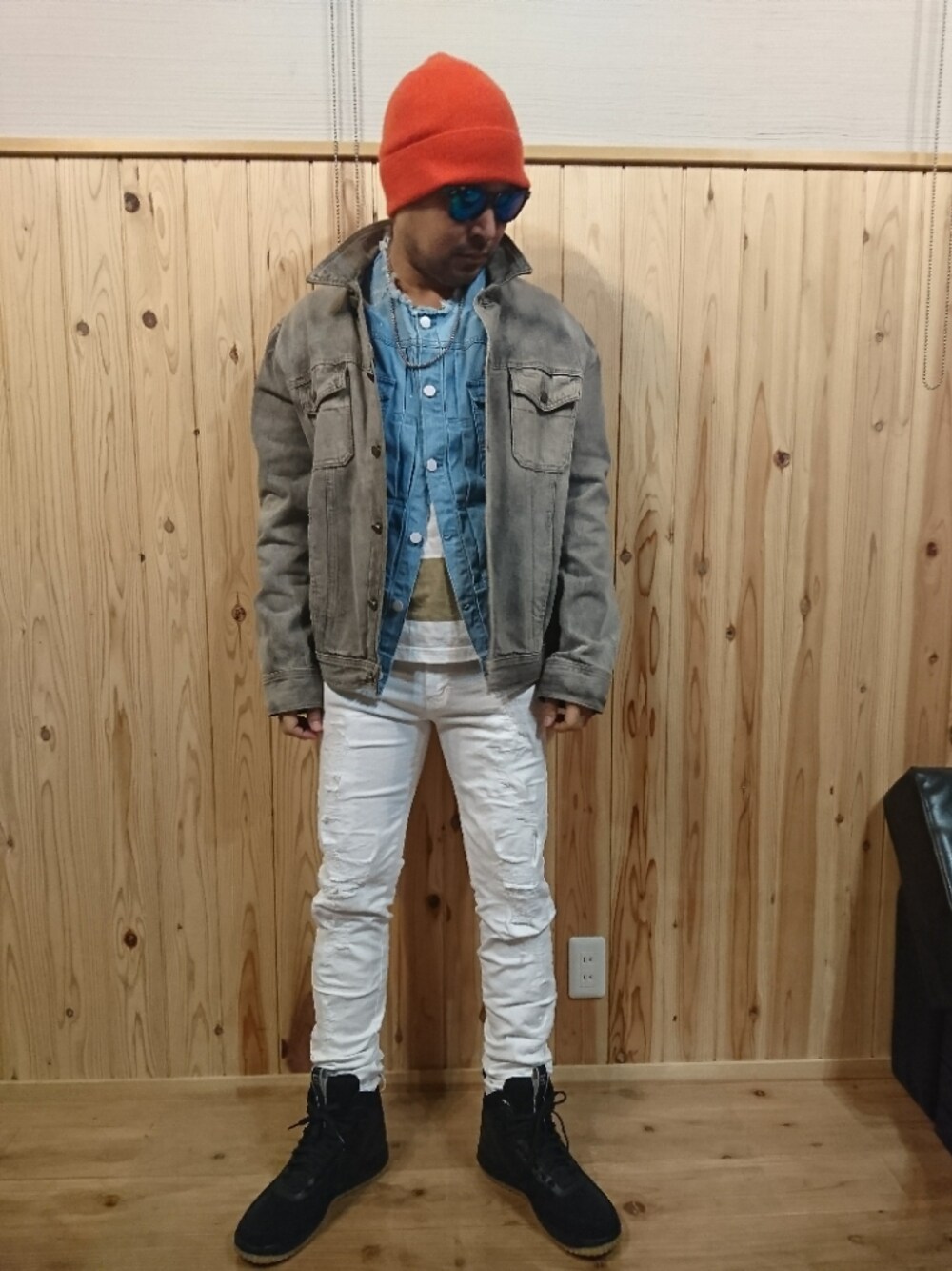 ブラック系のデニムジャケット、ベージュ系のTシャツ/カットソー、ブルー系のデニムジャケットを着用したメンズの秋コーディネートの1枚目の写真