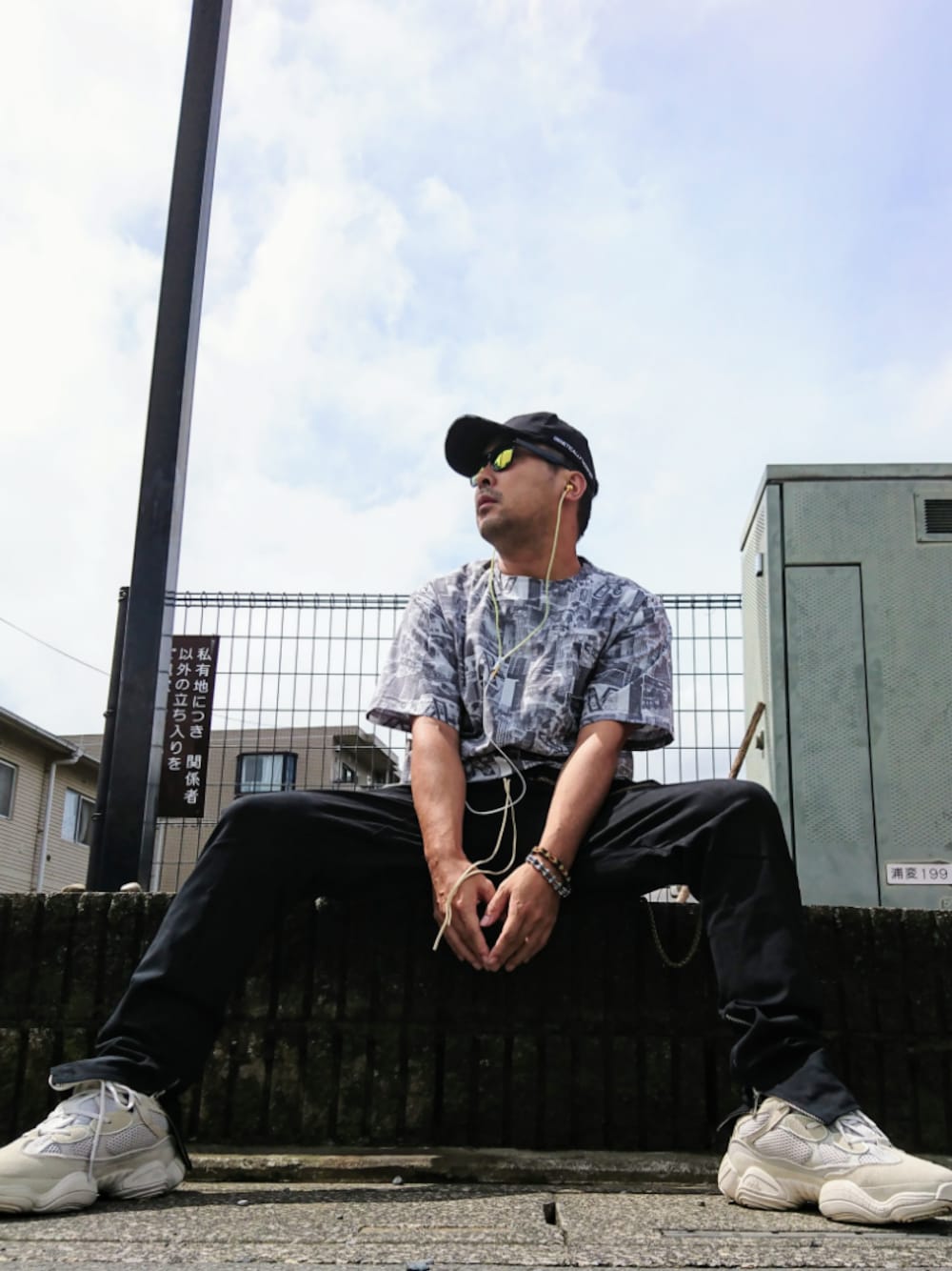 「スポーツMIX'18秋、総柄トップス、キャップ、ダッドスニーカー、ビッグシルエット、ビッグT、黒スキニー、シンプル、カジュアル、秋コーデ」｜「VETEMENTSのアイテム（帽子、ブラック系）」を使った、あきーむさん（メンズ・175cm）の秋コーディネートの1枚目の写真