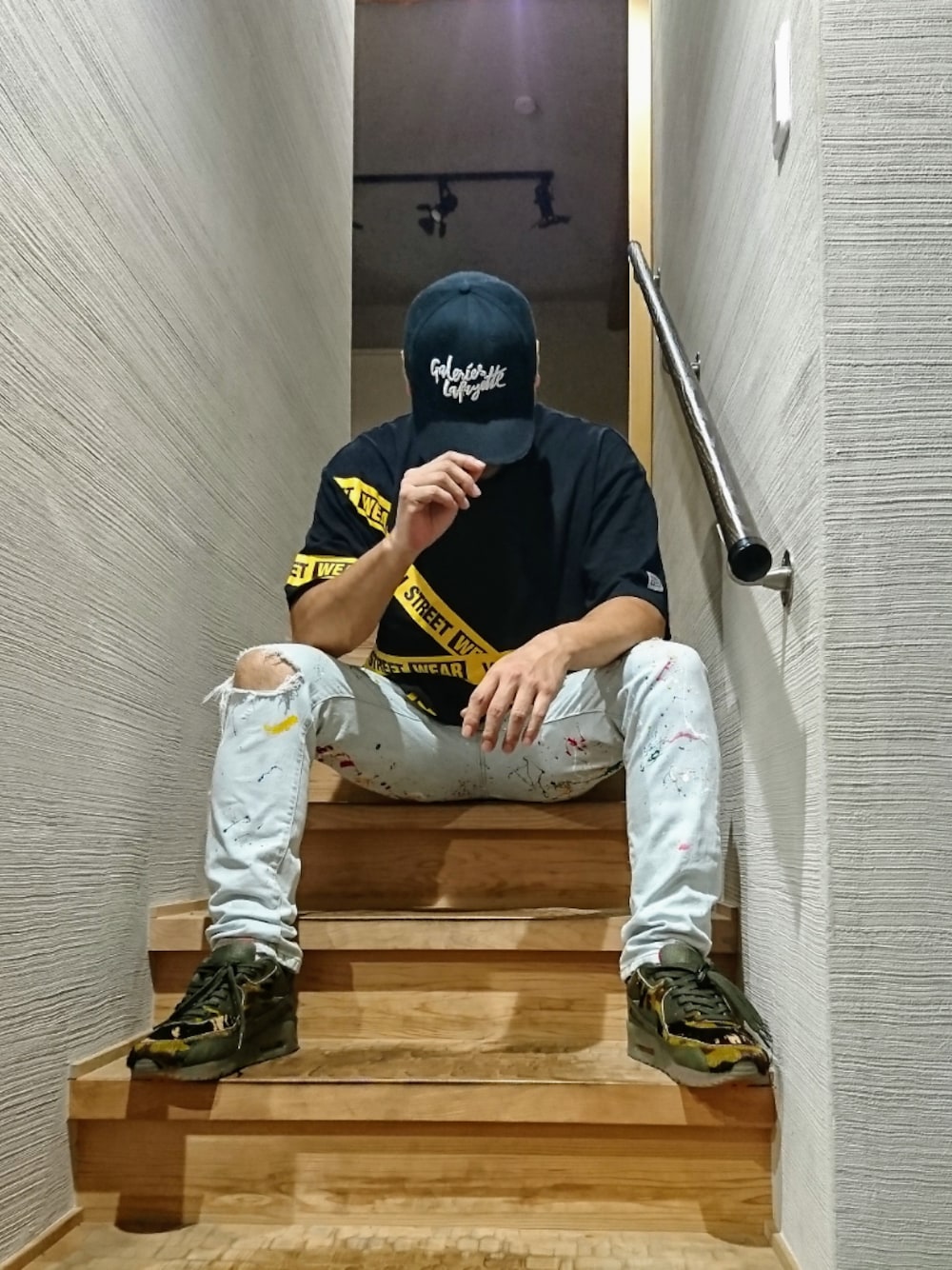 「リメイク、リメイクジーンズ、リメイクデニム、アニマル、キャップ、ペイントデニム、ペイント、カモフラ」｜「VETEMENTSのアイテム（キャップ、ブラック系）」を使った、あきーむさん（メンズ・175cm）の秋コーディネートの1枚目の写真