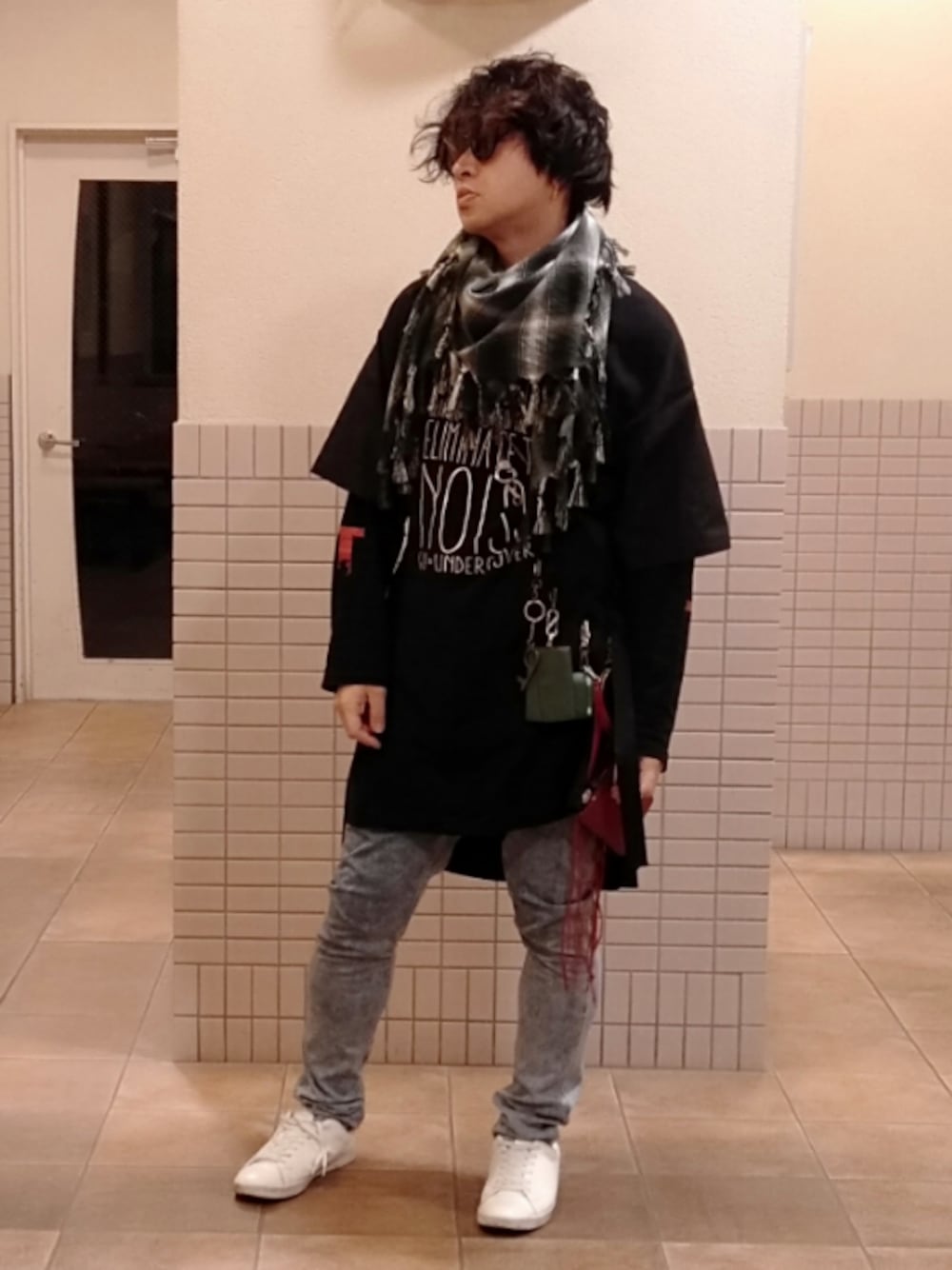 「シンプルコーデ、GU、アンダーカバー、undercover、ルイヴィトン、LouisVuitton、白スニーカー、ロンT、スカーフ、ワイドパンツ」｜「GUのアイテム（Tシャツ/カットソー、ブラック系）」を使った、1030さん（メンズ・177cm）の春コーディネートの1枚目の写真