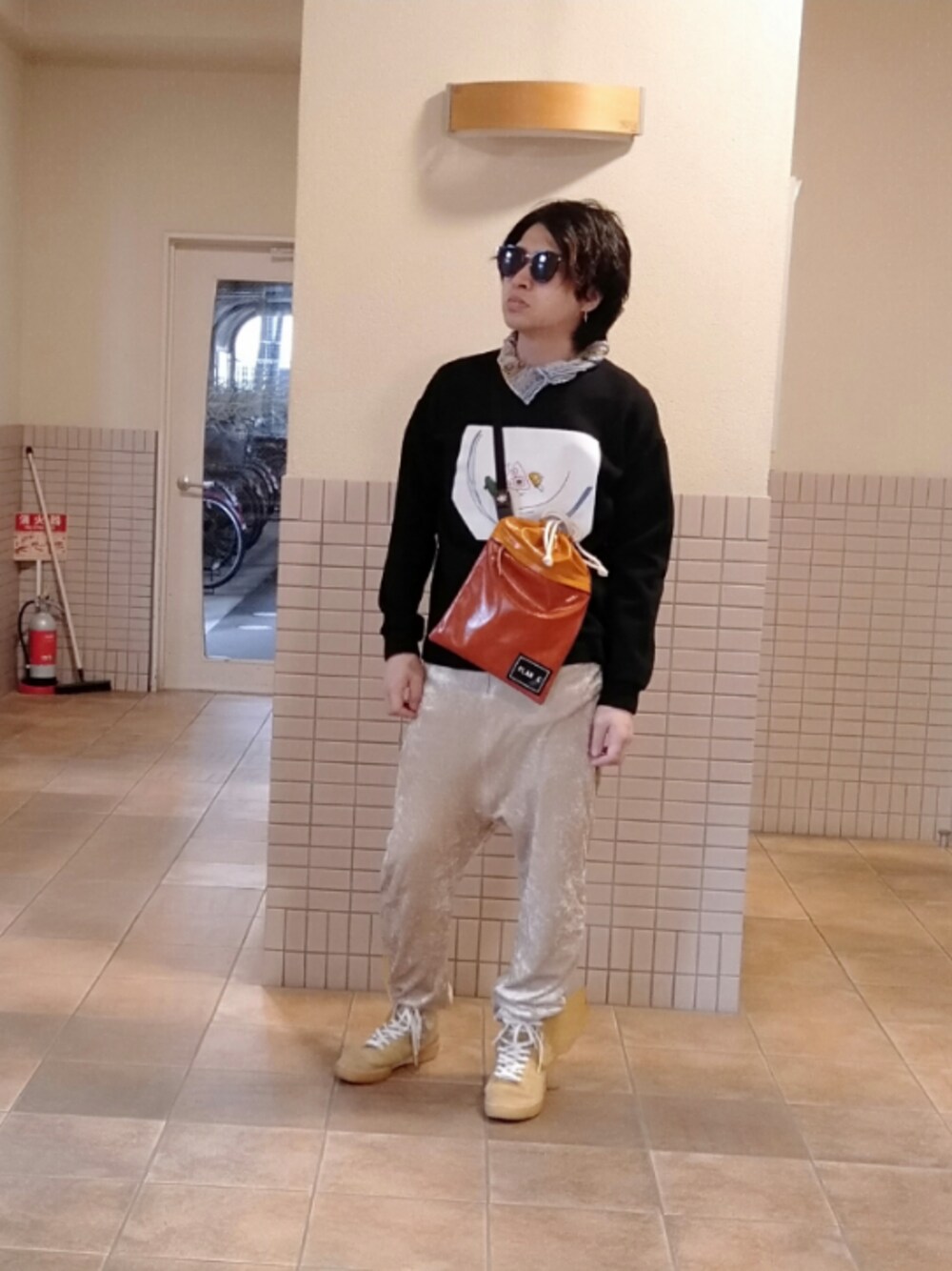 「主役はカラーパンツ、春、コンバース、アディダス、デニムジャケット、アメカジ、supreme、ミリタリージャケット、パープル、レインボー」｜「adidas Originals by JEREMY SCOTTのアイテム（スニーカー、その他）」を使った、1030さん（メンズ・177cm）の春コーディネートの1枚目の写真