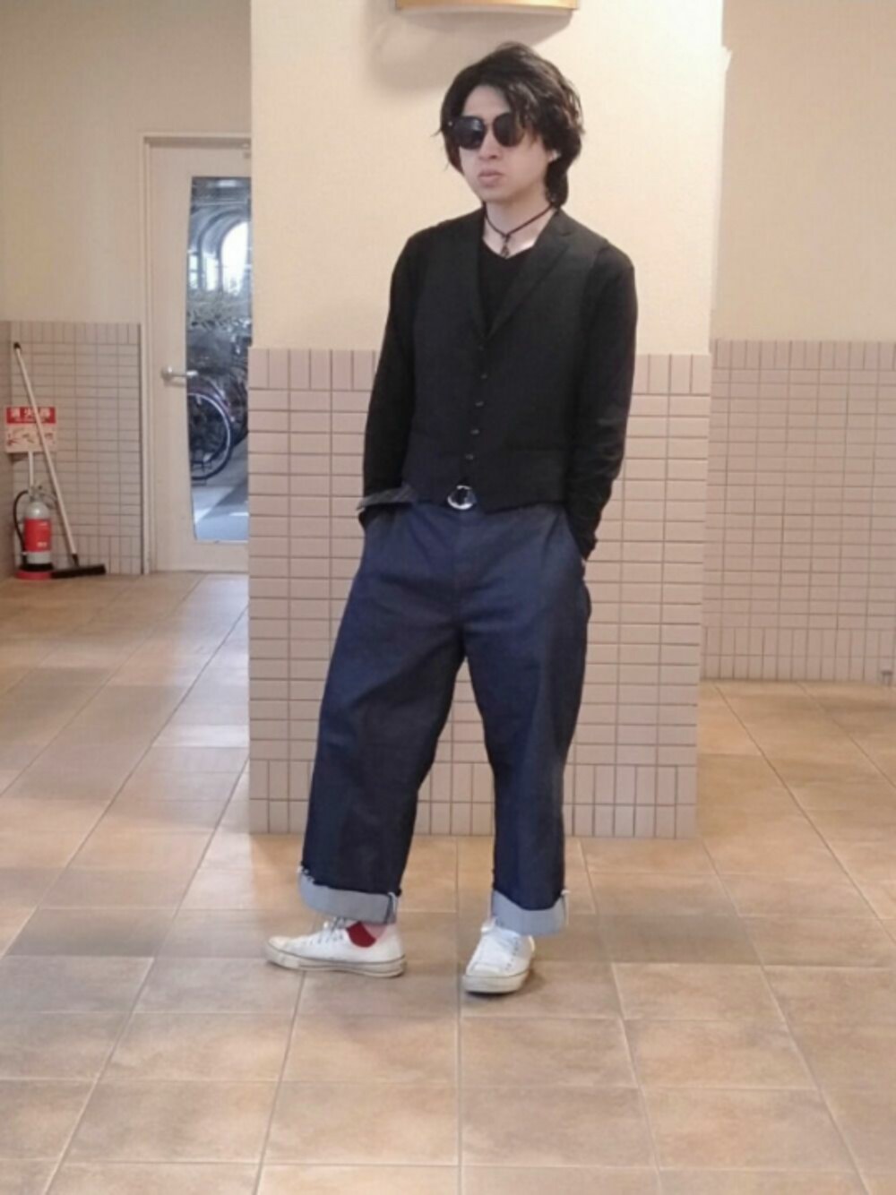 「ベスト、ロンティー、ワイドパンツ、ブラック、靴下、主役はカラーパンツ、GU、ユニクロ、UNIQLO、H&M」｜「CONVERSEのアイテム（スニーカー、ホワイト系）」を使った、1030さん（メンズ・176cm）の春コーディネートの1枚目の写真
