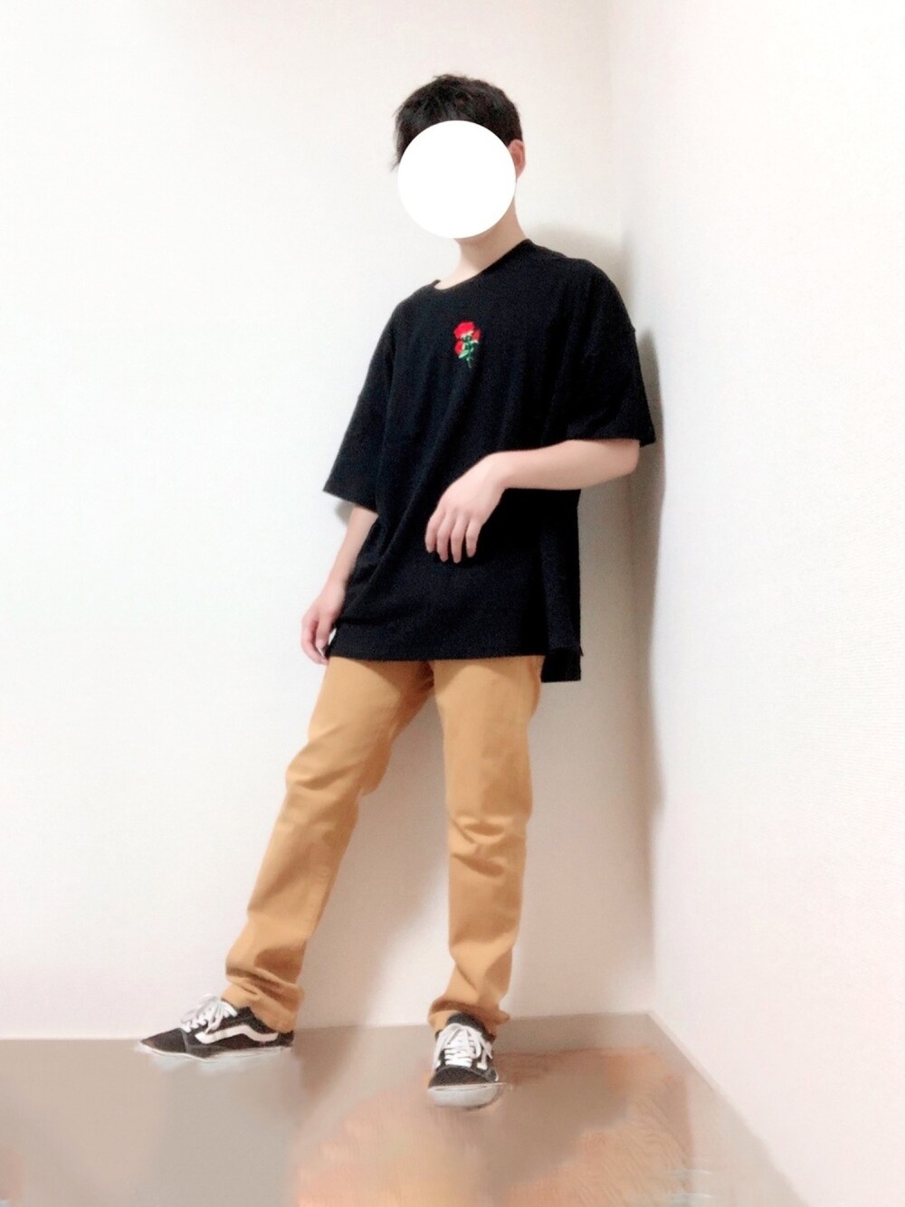 ブラック系のTシャツ/カットソー、ゴールド系のパンツ、ブラック系のスニーカーを着用したメンズの夏コーディネートの1枚目の写真