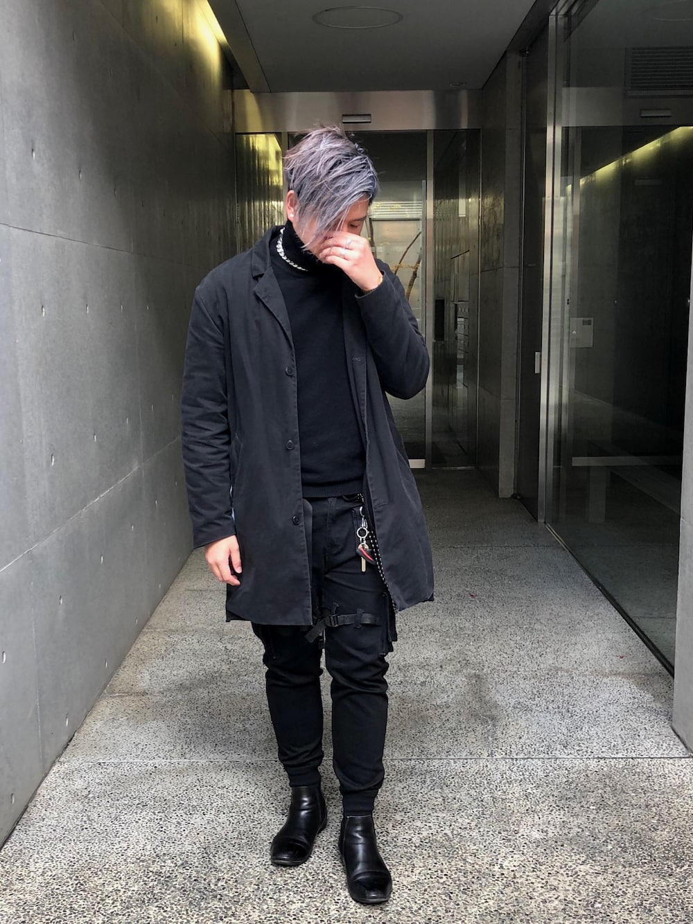「カジュアルコーデ、おしゃれさんと繋がりたい、はるコーデ、春、ブラック、大学生」｜「UNIQLOのエクストラファインメリノリブタートルネックセーター（長袖）（ニット/セーター、ブラック系）」を使った、TsunEさん（メンズ・179cm）の春コーディネートの1枚目の写真