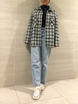「ZARA（ザラ）のアイテム（デニムパンツ、ブルー系）」を使った、TJ Hsuさん（レディース・161cm）の冬コーディネート