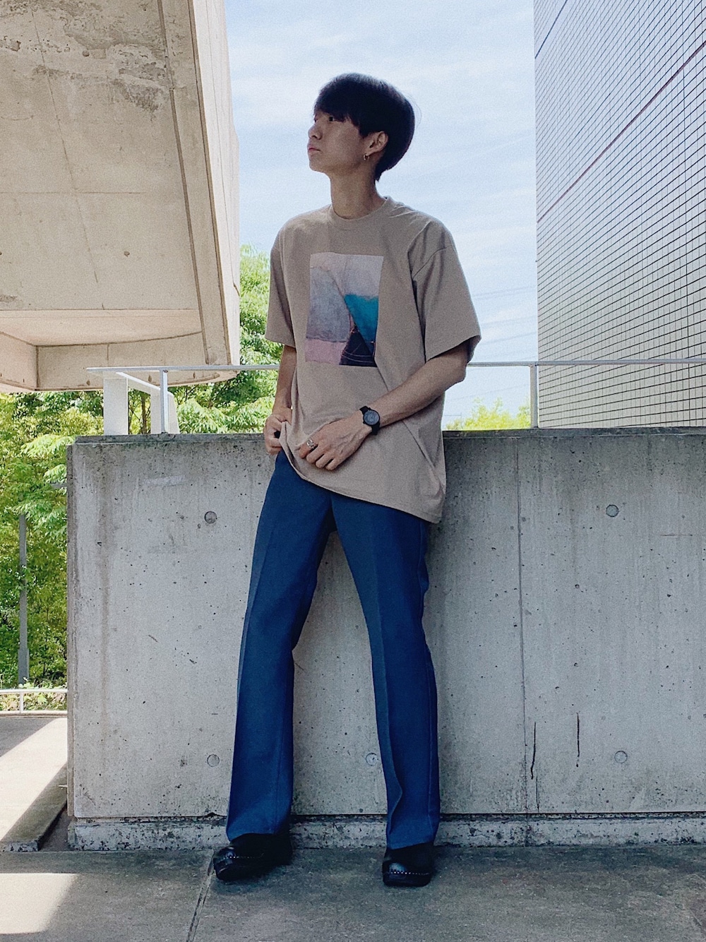 「シンプル、夏コーデ、カジュアル、ビッグシルエット、Tシャツ、古着MIX、フレアパンツ、Levi's、スタプレ、プリントT」｜「CLANEの【CLANE HOMME】アートTシャツ（Tシャツ/カットソー、ベージュ系）」を使った、isseiさん（メンズ・180cm）の春コーディネートの1枚目の写真