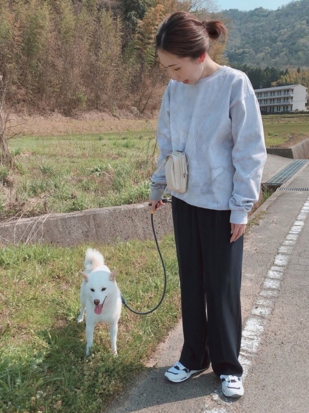 「パンツスタイル、シンプル、オトナカジュアル、春色、シンプルコーデ、ママコーデ、タイダイ柄、散歩」｜「CAMBERの【CAMBER/キャンバー】TIE DYE L/S TEE：カットソー（Tシャツ/カットソー、グレー系）」を使った、maccoさん（レディース・162cm）の春コーディネートの1枚目の写真