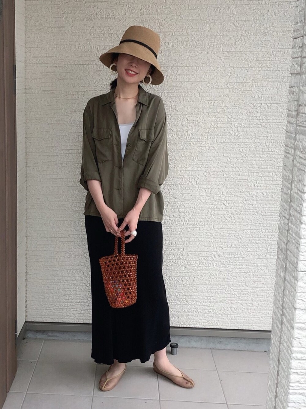 「シャツ好き集まれ、シンプル、オトナ女子、きれいめカジュアル、ロングスカート、ママコーデ、ハット、ビーズバッグ、シャツ」｜「CIAOPANICのテンセルファティーグシャツ（シャツ/ブラウス、グリーン系）」を使った、maccoさん（レディース・162cm）の夏コーディネートの1枚目の写真