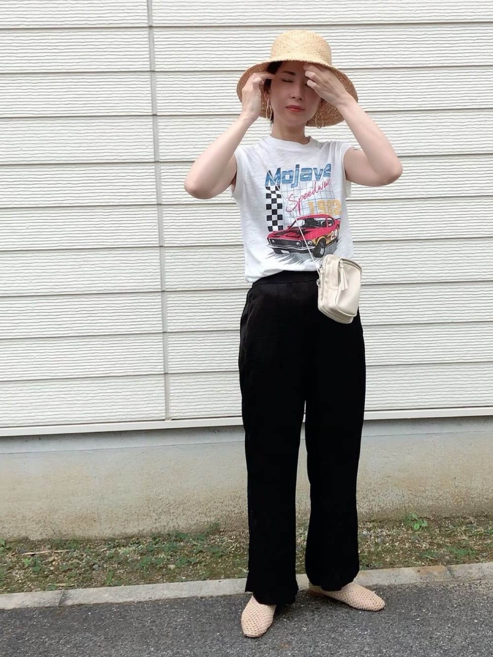 「ラフコーデ、麦わら帽子、夏だ！Tシャツ着よう！、スリットパンツ、メッシュ、ママコーデ、チャイナ」｜「BEAUTY&YOUTH UNITED ARROWSの＜Girl Dangerous＞プリントノースリーブカットソー（Tシャツ/カットソー、ホワイト系）」を使った、maccoさん（レディース・162cm）の夏コーディネートの1枚目の写真