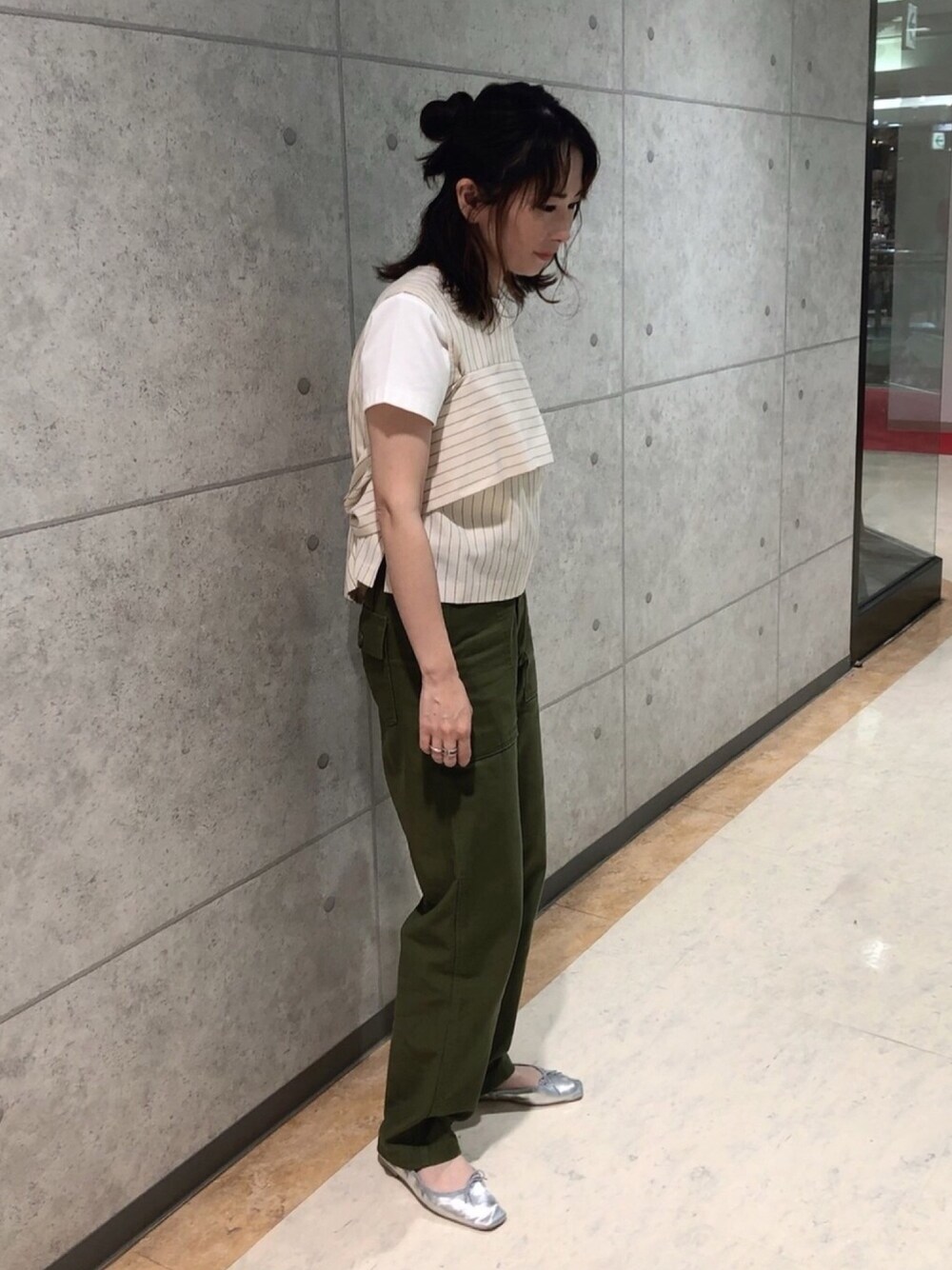 ホワイト系のシャツ/ブラウス、ホワイト系のTシャツ/カットソー、グリーン系のその他パンツを着用したレディースの夏コーディネートの1枚目の写真