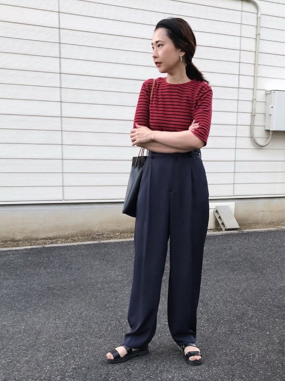 レッド系のTシャツ/カットソー、ブルー系のその他パンツ、ブラック系のバッグを着用したレディースの秋コーディネートの1枚目の写真