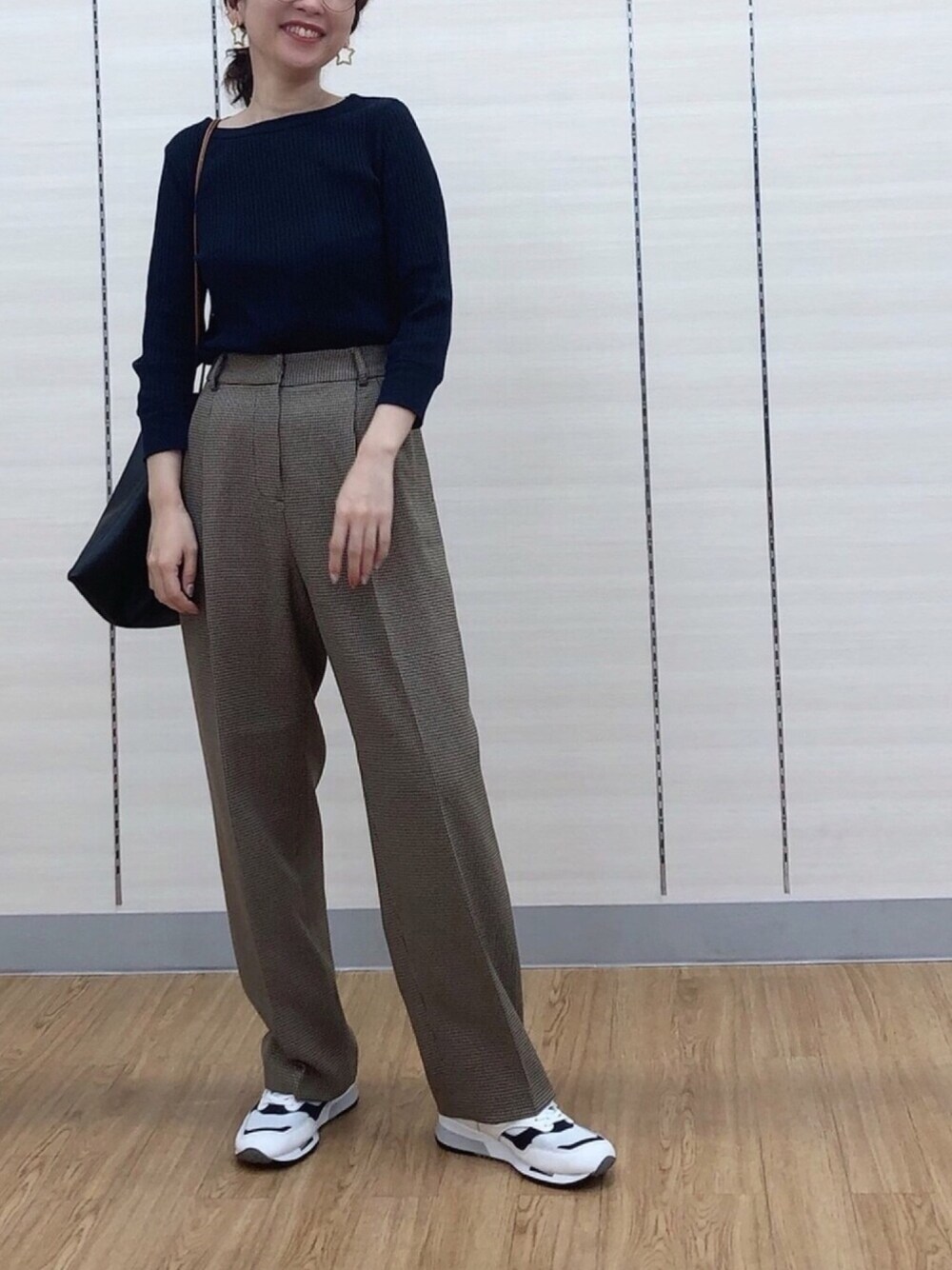 ブルー系のTシャツ/カットソー、その他のその他パンツ、ブラック系のバッグを着用したレディースの秋コーディネートの1枚目の写真