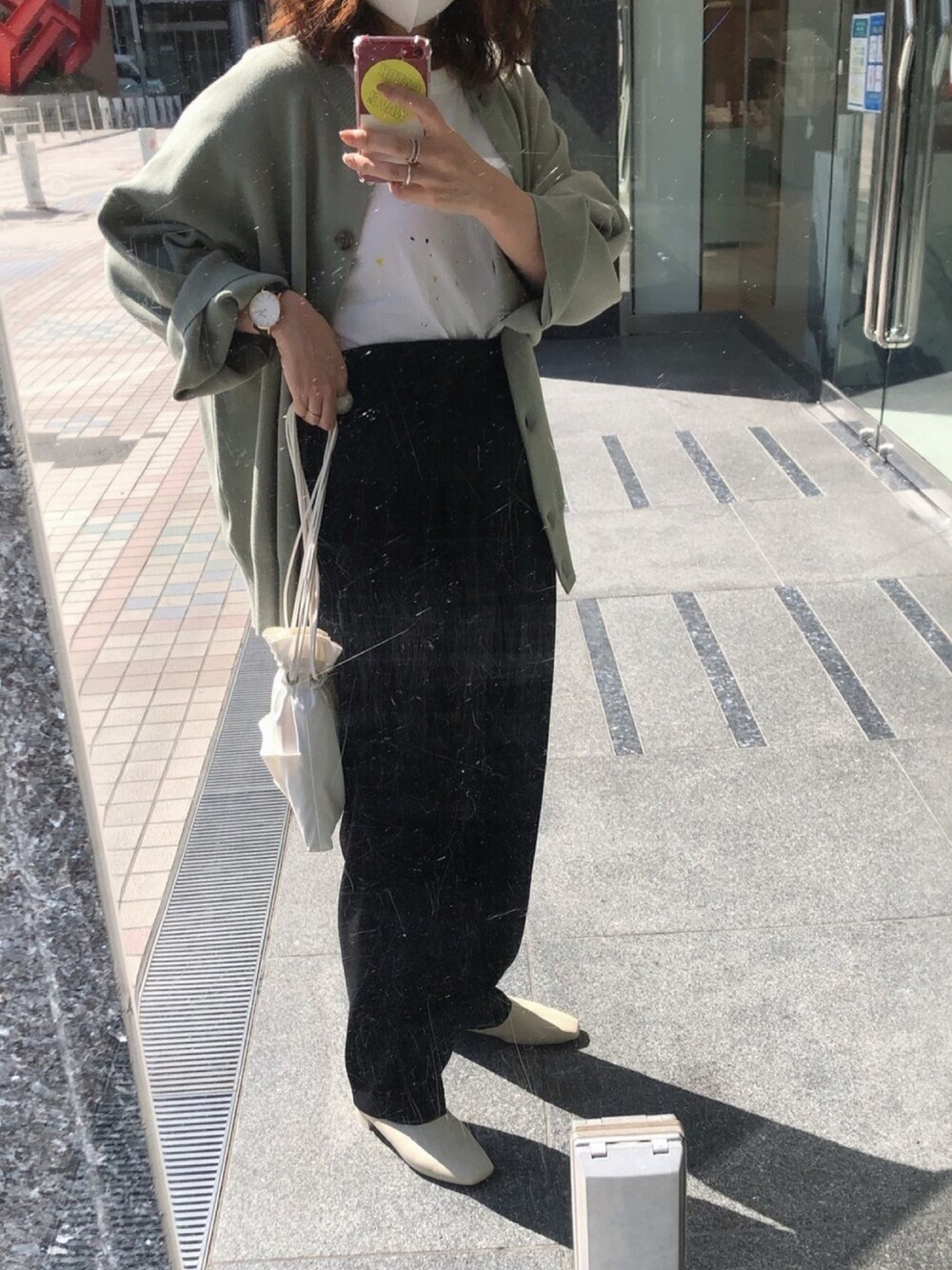 「大人カジュアル、秋コーデ、シンプルコーデ、パンツスタイル、ビッグシルエット、カーディガン、ショートブーツ、ママコーデ、ショルダーバッグ」｜「JEANASISの12Gミラノリブクルーカーディガン/875780（カーディガン/ボレロ、グリーン系）」を使った、maccoさん（レディース・162cm）の秋コーディネートの1枚目の写真
