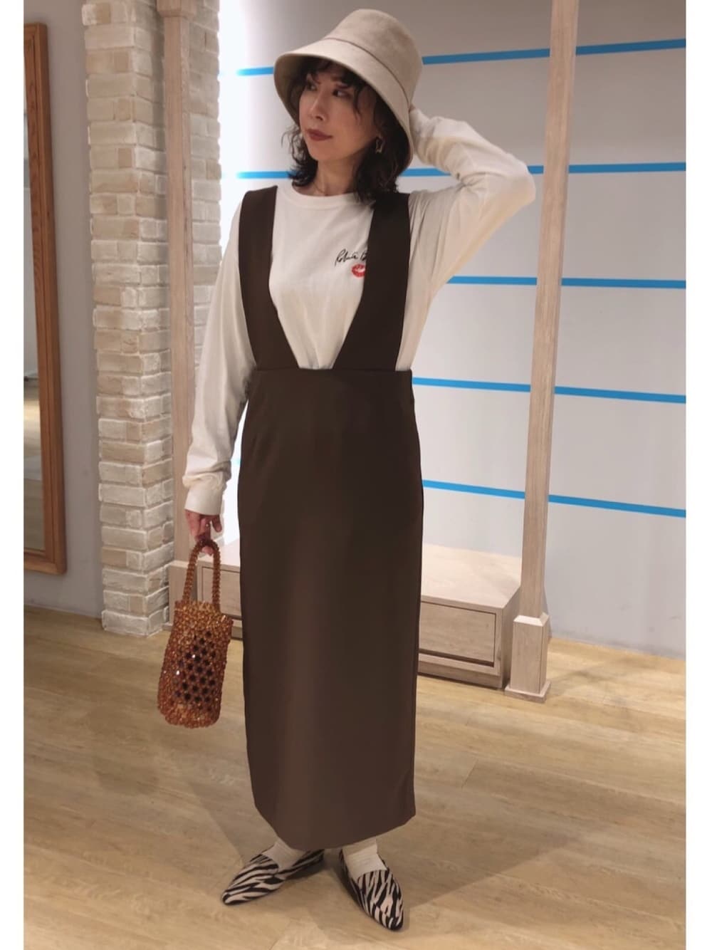 「ジャンパースカート、ロンT、ゼブラ柄、大人カジュアル、バケットハット、ビーズバッグ」｜「La Maison de Lyllisの【La Maison de Lyllis】リネンポットハット（ハット、ベージュ系）」を使った、maccoさん（レディース・162cm）の春コーディネートの1枚目の写真