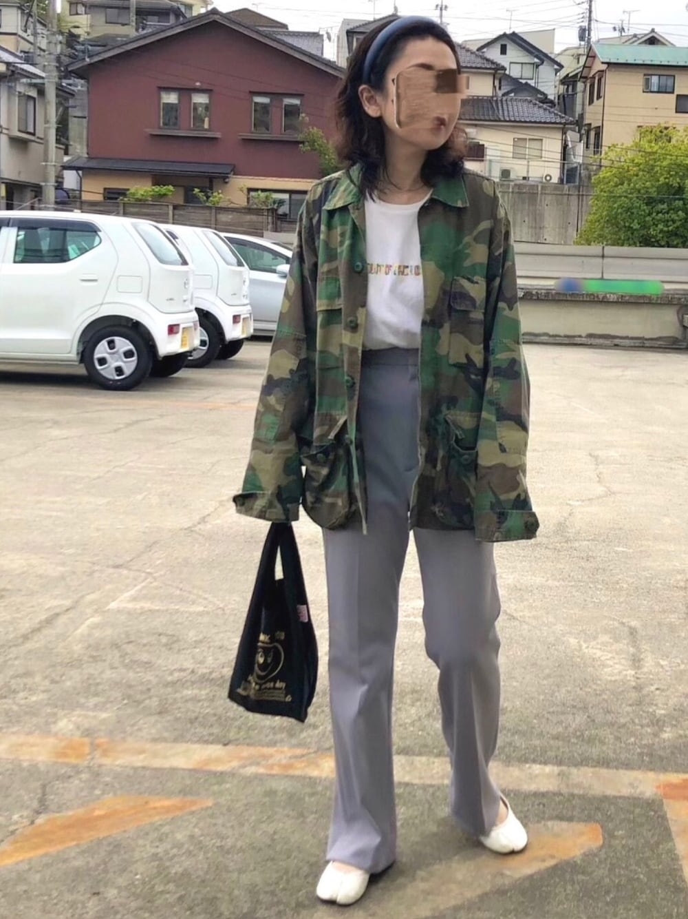 その他のミリタリージャケット、ホワイト系のTシャツ/カットソー、グレー系のその他パンツを着用したレディースの春コーディネートの1枚目の写真