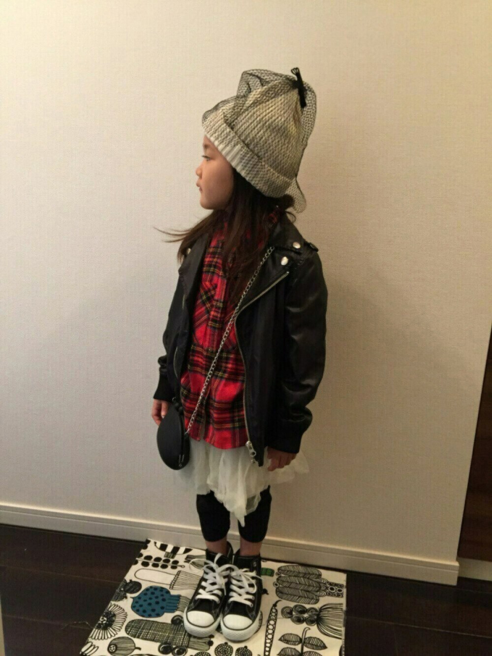 「秋のコーデ、チェックシャツ、ライダース、チュールスカート、女の子、5歳、ロック、converse」｜「groveのチュールニットワッチ（ニットキャップ/ビーニー、ホワイト系）」を使った、yu-riさん（キッズ・100cm）の秋コーディネートの1枚目の写真