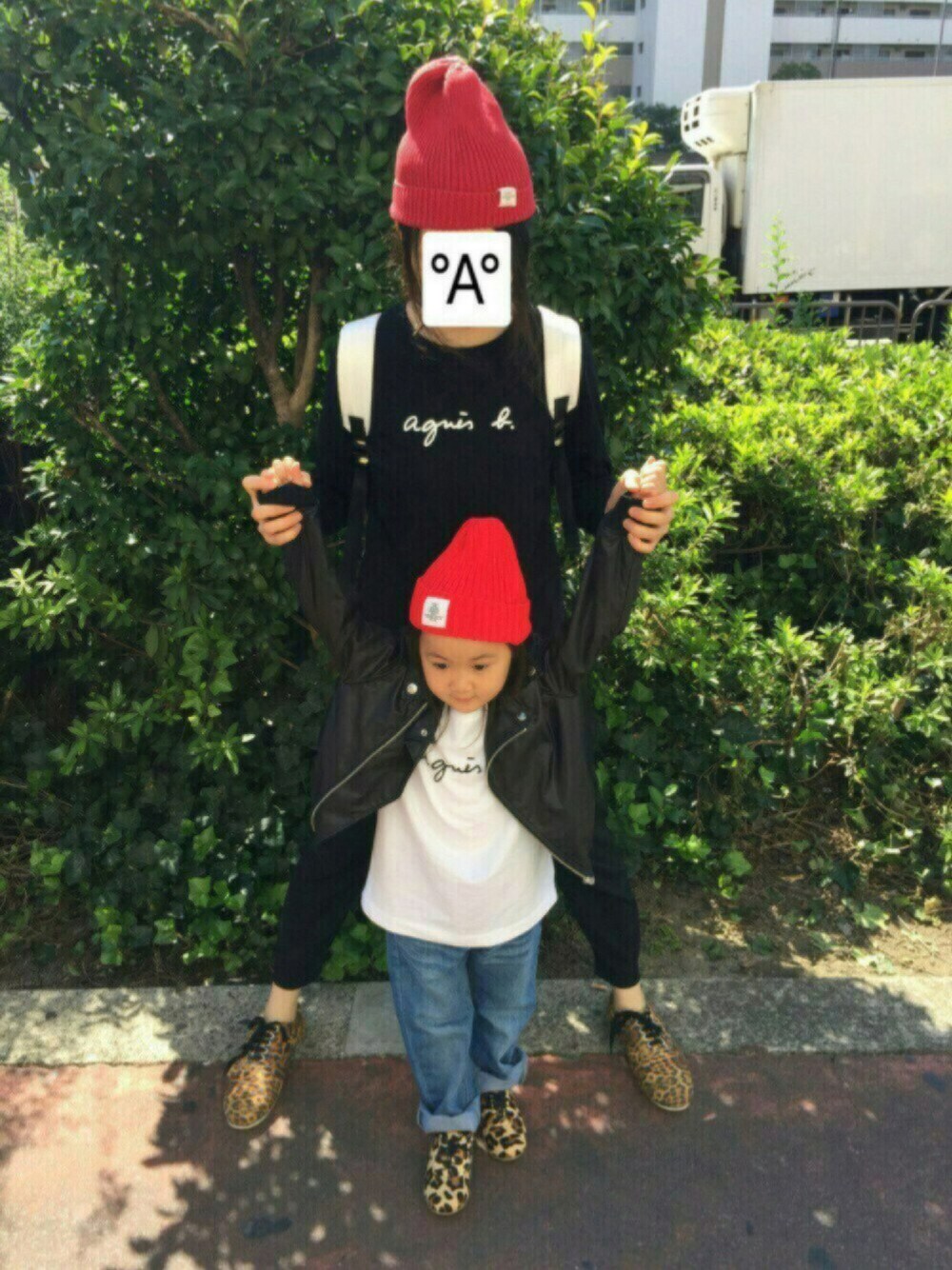 「親子コーデ、キッズコーデ、5歳、女の子、赤ニット帽、ライダース、レオパード柄」｜「agnes b.のS137 TS（Tシャツ/カットソー、ブラック系）」を使った、yu-riさん（キッズ・100cm）の秋コーディネートの1枚目の写真