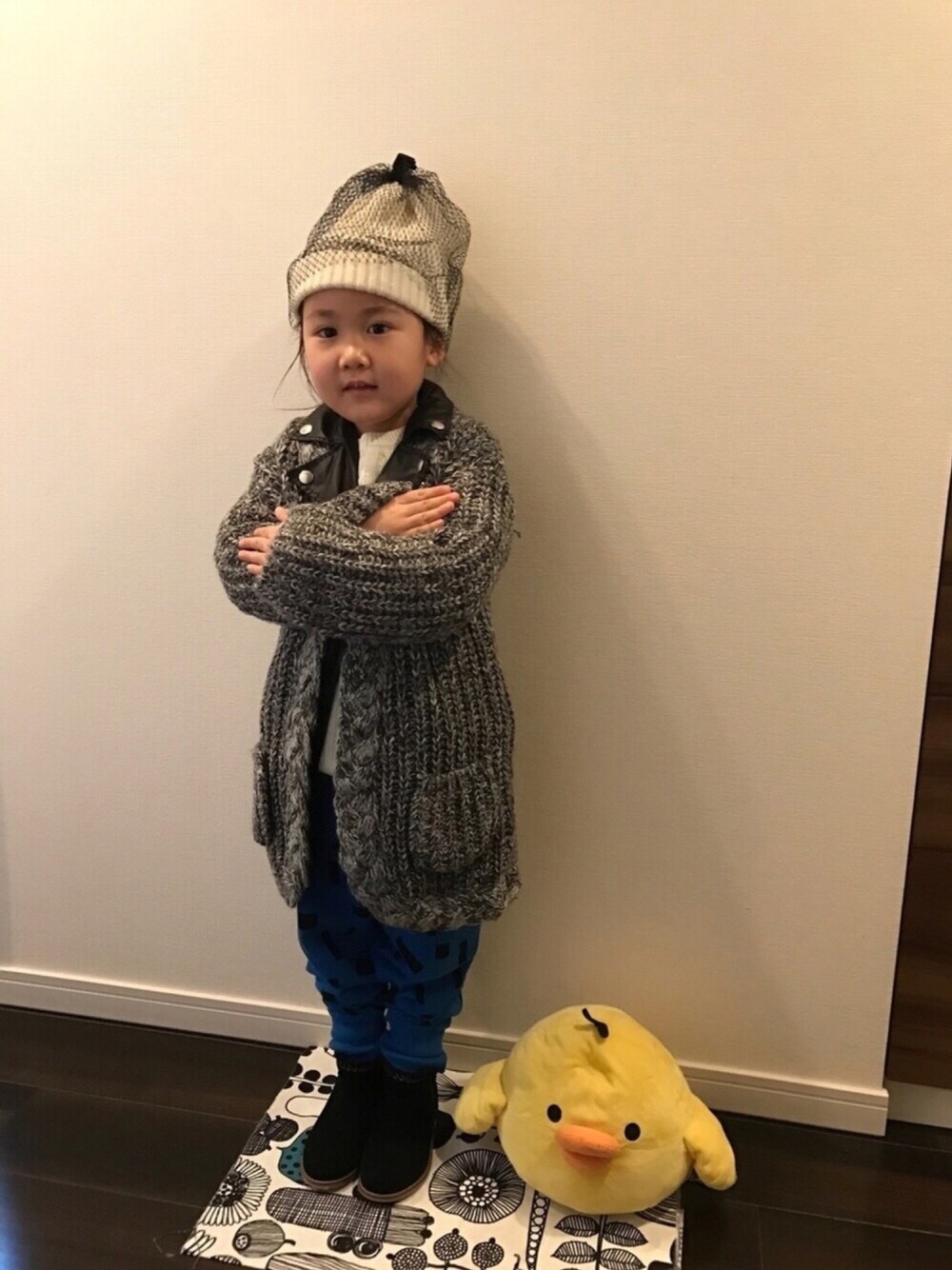 「酉年、キッズコーデ、女の子、5歳、ライダース、ロングカーディガン、ケーブルニット、スウェットパンツ、ニット帽」｜「groveのチュールニットワッチ（ニットキャップ/ビーニー、ホワイト系）」を使った、yu-riさん（キッズ・100cm）の冬コーディネートの1枚目の写真