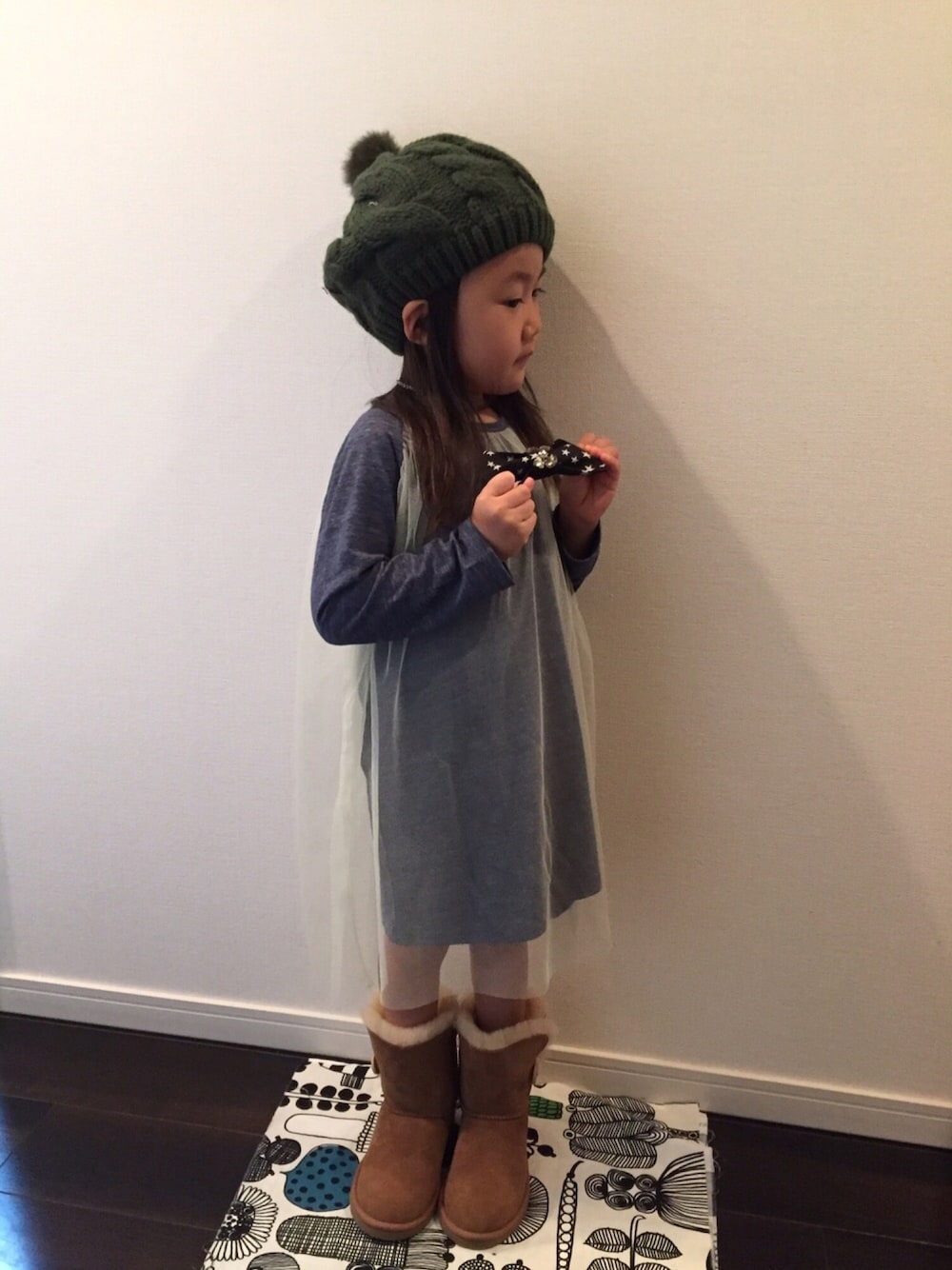 「キッズファッション、チュール、ベレー帽、女の子、5歳、UGG、リボン」｜「groveのファーつきケーブルニットベレー帽（ハンチング/ベレー帽、グリーン系）」を使った、yu-riさん（キッズ・100cm）の春コーディネートの1枚目の写真