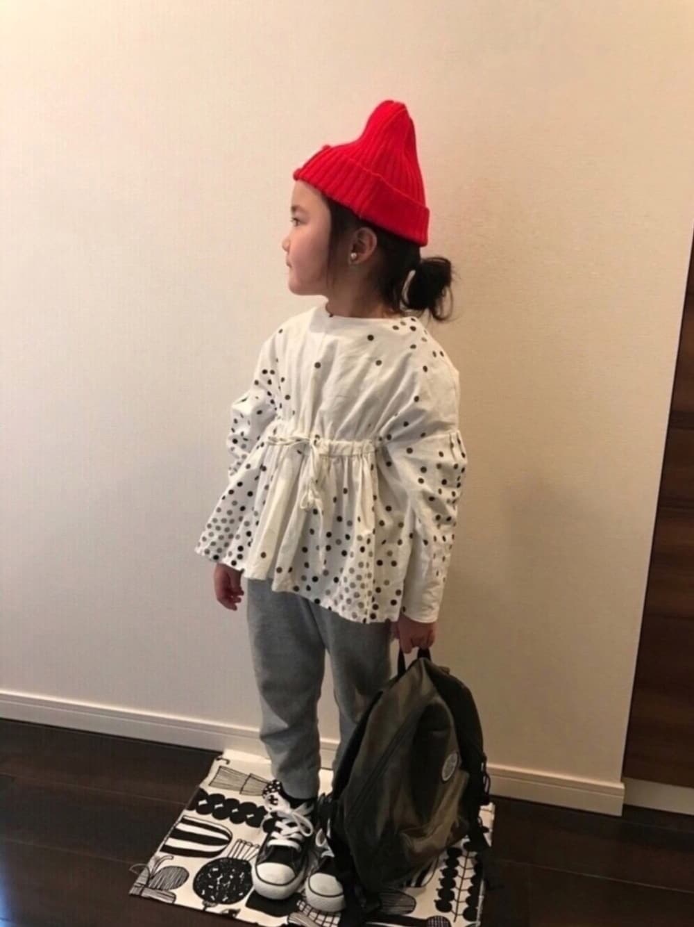 「5歳、スウェットパンツ、女の子、お花見、ドット、ニット帽、キッズコーデ、コンバース」｜「SmoothyのSmoothy Color knit cap / スムージー カラーニットキャップ （ニットキャップ/ビーニー、レッド系）」を使った、yu-riさん（キッズ・100cm）の春コーディネートの1枚目の写真