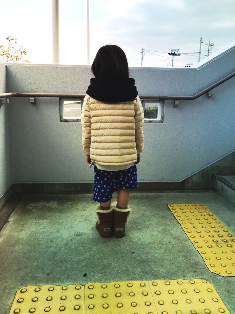 ホワイト系のダウンジャケット/コート、ブルー系のパンツ、ブラウン系のブーツを着用したキッズの秋コーディネートの1枚目の写真