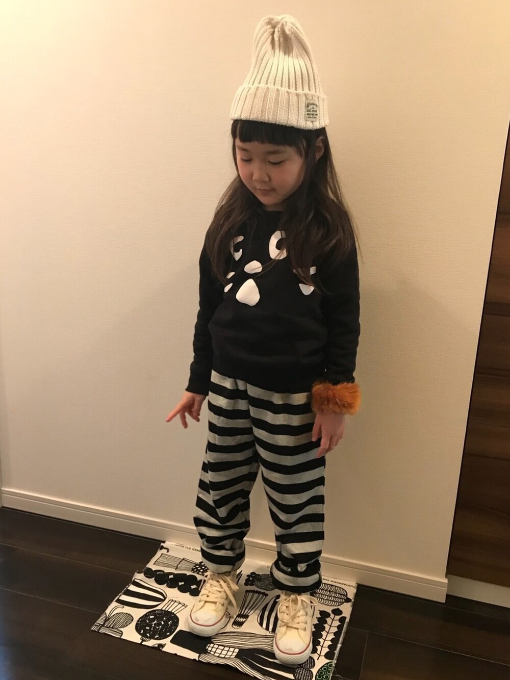 「キッズファッション、女の子、ボーダー、スウェット、ニット帽、モノトーン、シンプル、converse」｜「SHOO・LA・RUEのタグ付きニットワッチ（ニットキャップ/ビーニー、ホワイト系）」を使った、yu-riさん（キッズ・110cm）の冬コーディネートの1枚目の写真