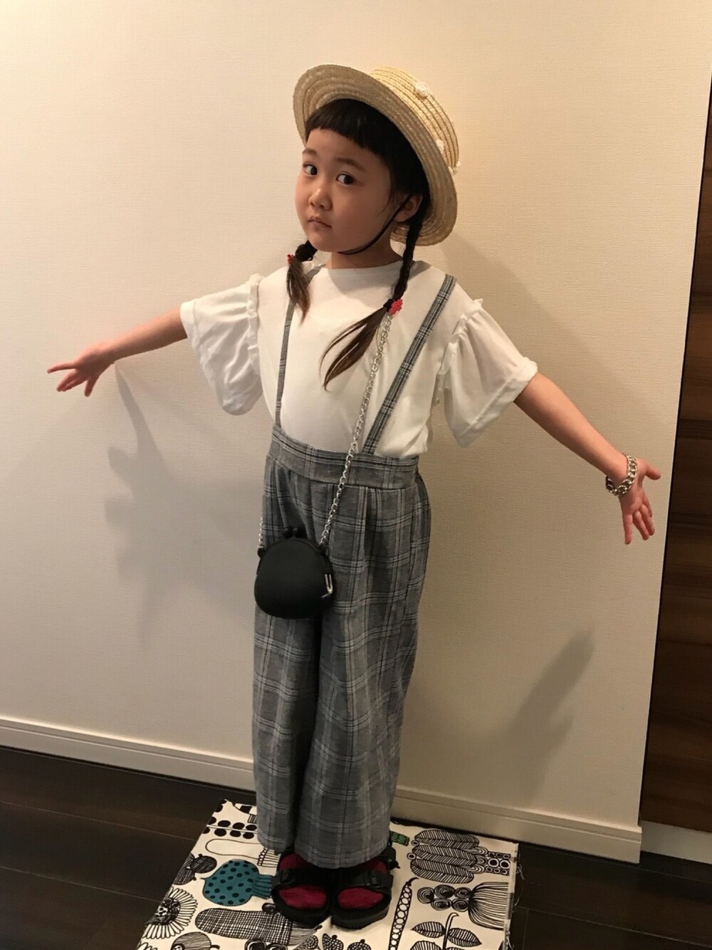 「カンカン帽、キッズコーデ、チェック、しまむら、セットアップ、サンダルに靴下、小学生」｜「しまむらのアイテム（オールインワン・サロペット、グレー系）」を使った、yu-riさん（キッズ・110cm）の春コーディネートの1枚目の写真