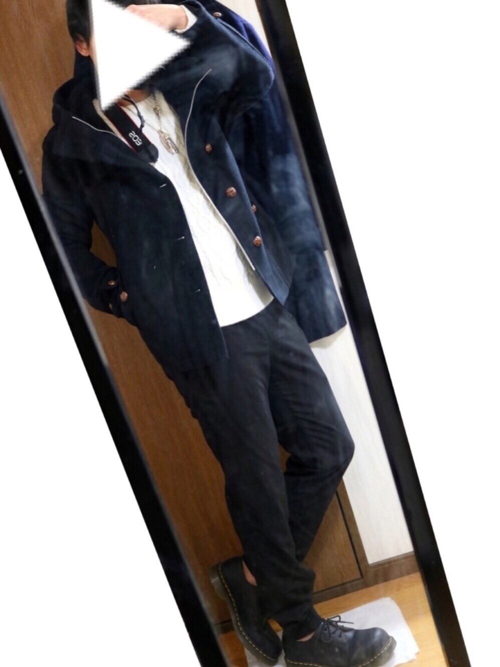 ブラック系のその他アウター、ベージュ系のニット/セーター、ブラック系のその他パンツを着用したメンズの冬コーディネートの1枚目の写真