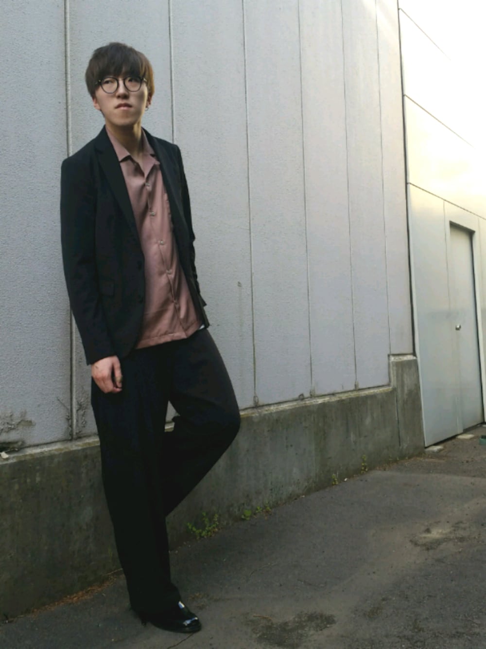 ブラック系のスリッポン、ブラック系のその他パンツ、ブラック系のテーラードジャケットを着用したメンズの春コーディネートの1枚目の写真