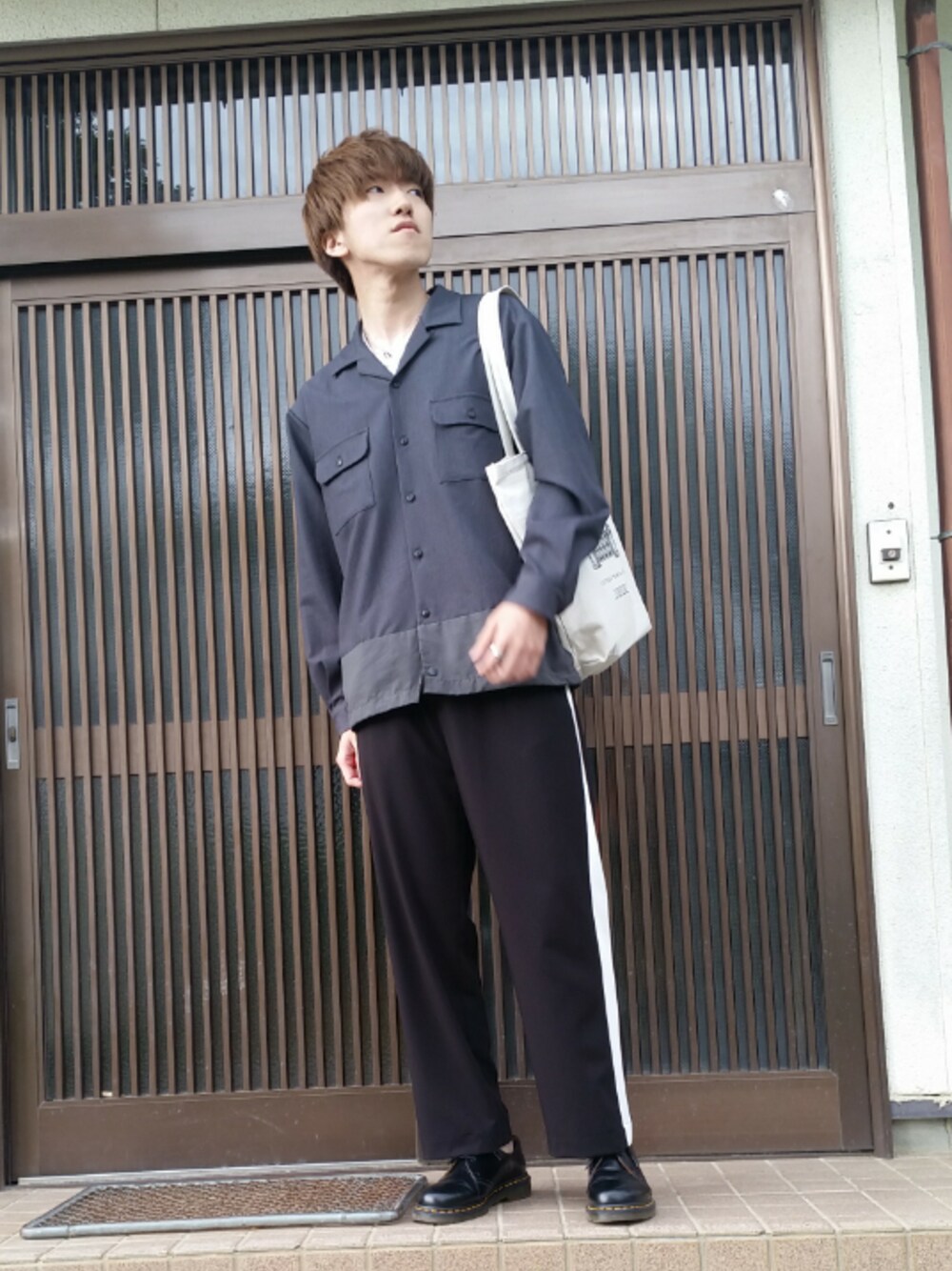 ブラック系のブーツ、ブラック系のスラックス、グレー系のシャツ/ブラウスを着用したメンズの夏コーディネートの1枚目の写真