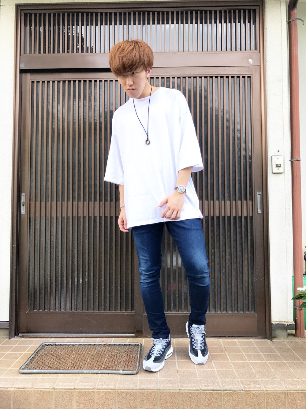 ホワイト系のTシャツ/カットソー、ブルー系のその他パンツ、グレー系のスニーカーを着用したメンズの夏コーディネートの1枚目の写真