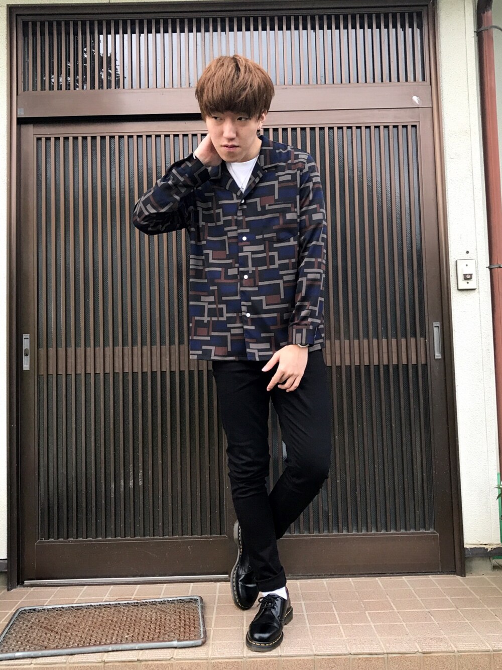 ブラック系のシャツ/ブラウス、ホワイト系のTシャツ/カットソー、ブラック系のデニムパンツを着用したメンズの秋コーディネートの1枚目の写真