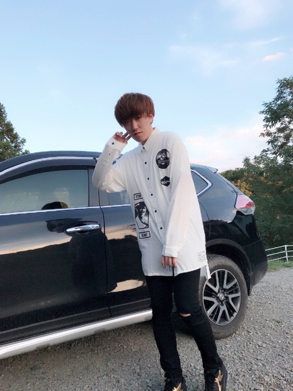 ホワイト系のシャツ/ブラウス、ブラック系のデニムパンツ、ブラック系のスニーカーを着用したメンズの秋コーディネートの1枚目の写真