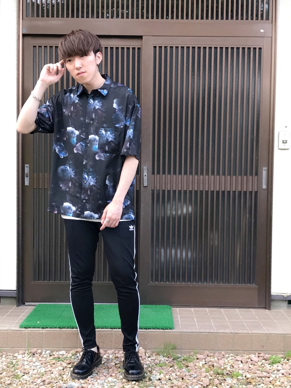 ブルー系のシャツ/ブラウス、ホワイト系のタンクトップ、ブラック系のスウェットパンツを着用したメンズの夏コーディネートの1枚目の写真