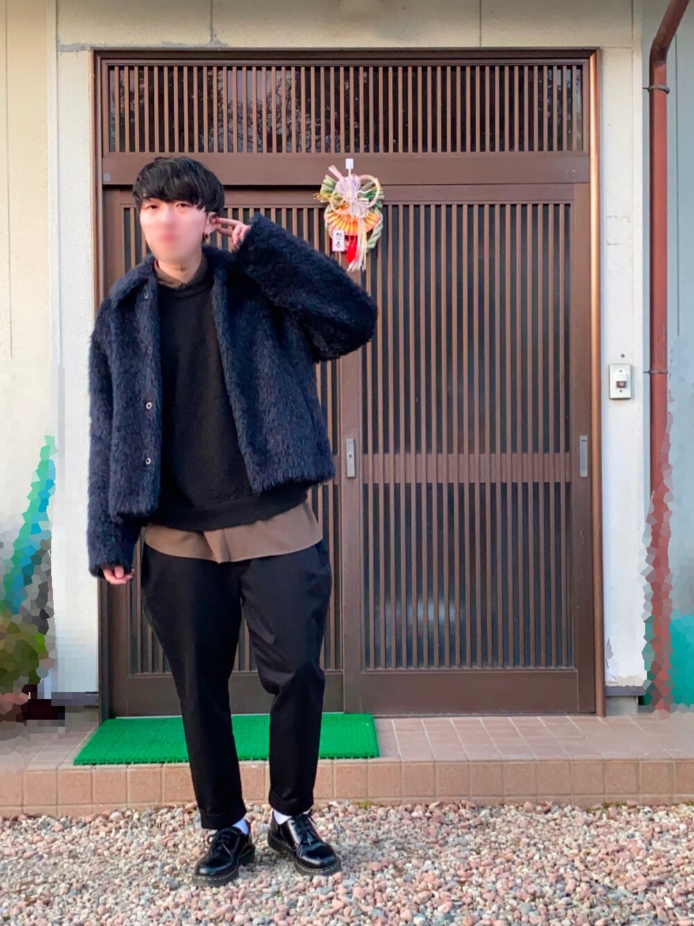 ブラック系のジャケット/アウター、ブラウン系のシャツ/ブラウス、ブラウン系のニット/セーターを着用したメンズの冬コーディネートの1枚目の写真