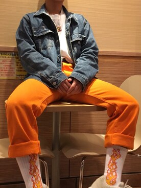「アイテム（チノパンツ、オレンジ系）」を使った、mikutoさん（メンズ・161cm）の春コーディネート