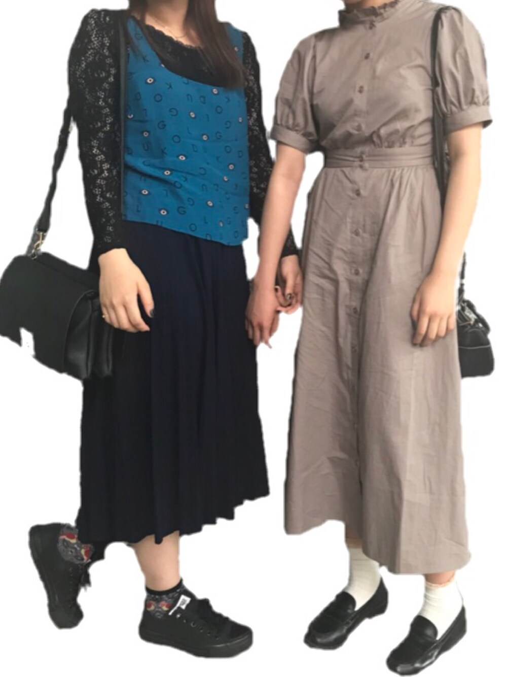 シルバー系のワンピースを着用したレディースの夏コーディネートの1枚目の写真