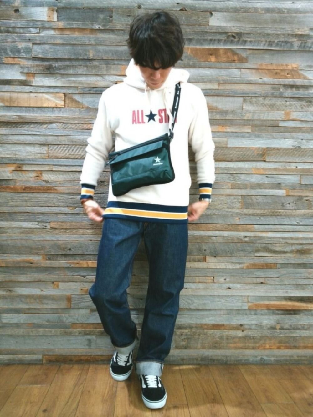 「501、アメカジ、リーバイス」｜「CONVERSEのアイテム（パーカー、ホワイト系）」を使った、YU-KINさん（メンズ・170cm）の冬コーディネートの1枚目の写真