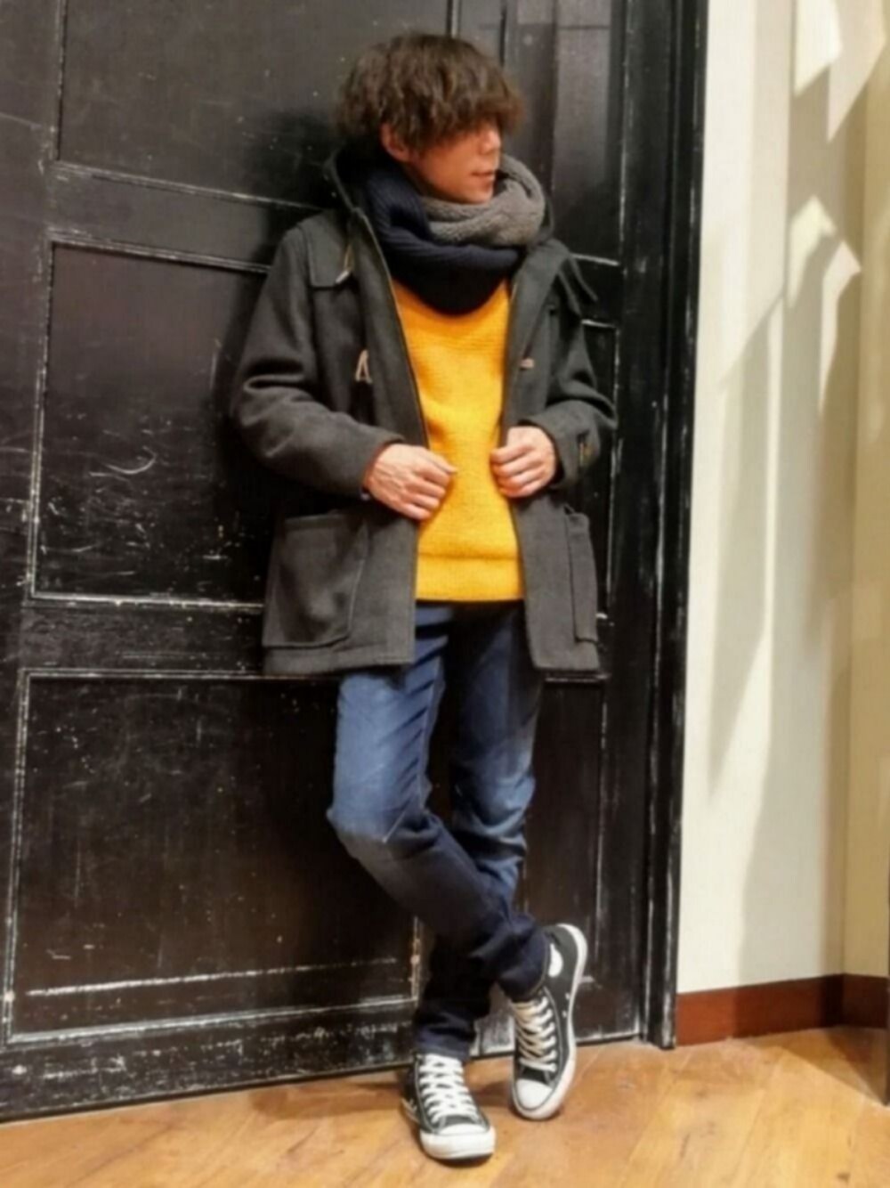 「冬コーデ、シンプルコーデ、オトナカジュアル、ダッフルコート、スヌード、G-STAR RAW(G-STAR RAW)、オールスター、イエロー、おしゃれさんと繋がりたい、カジュアルコーデ」｜「Right-onのニットスヌード（ストール/ショール、ブルー系）」を使った、YU-KINさん（メンズ・170cm）の冬コーディネートの1枚目の写真